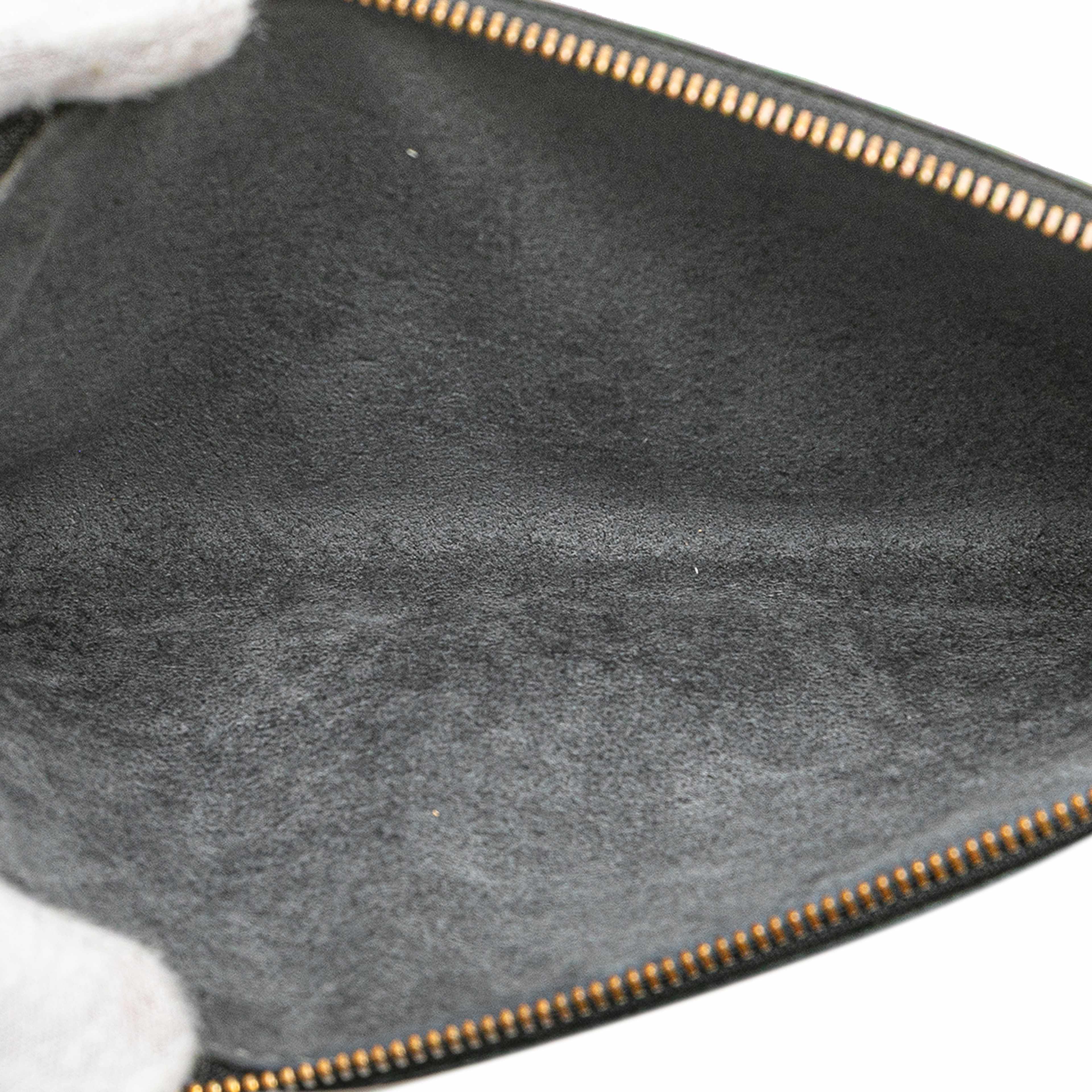 Louis Vuitton Epi Pochette Accessoires, från Luxclusif, i färgen black. Klicka för att öppna bilden i stort format