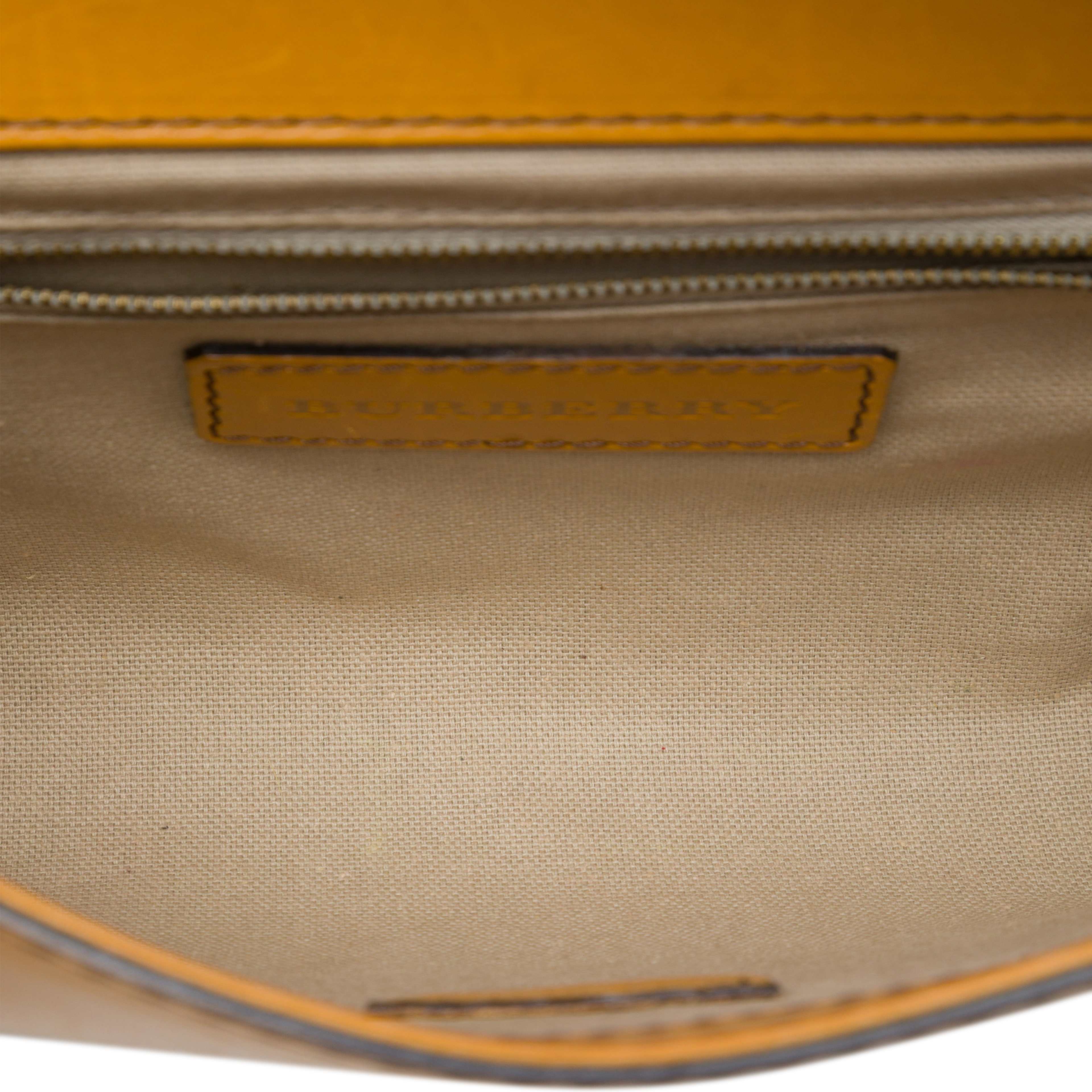 Burberry House Check Canvas And Leather Trimmed Bridle Crossbody, från Luxclusif, i färgen brun. Klicka för att öppna bilden i stort format