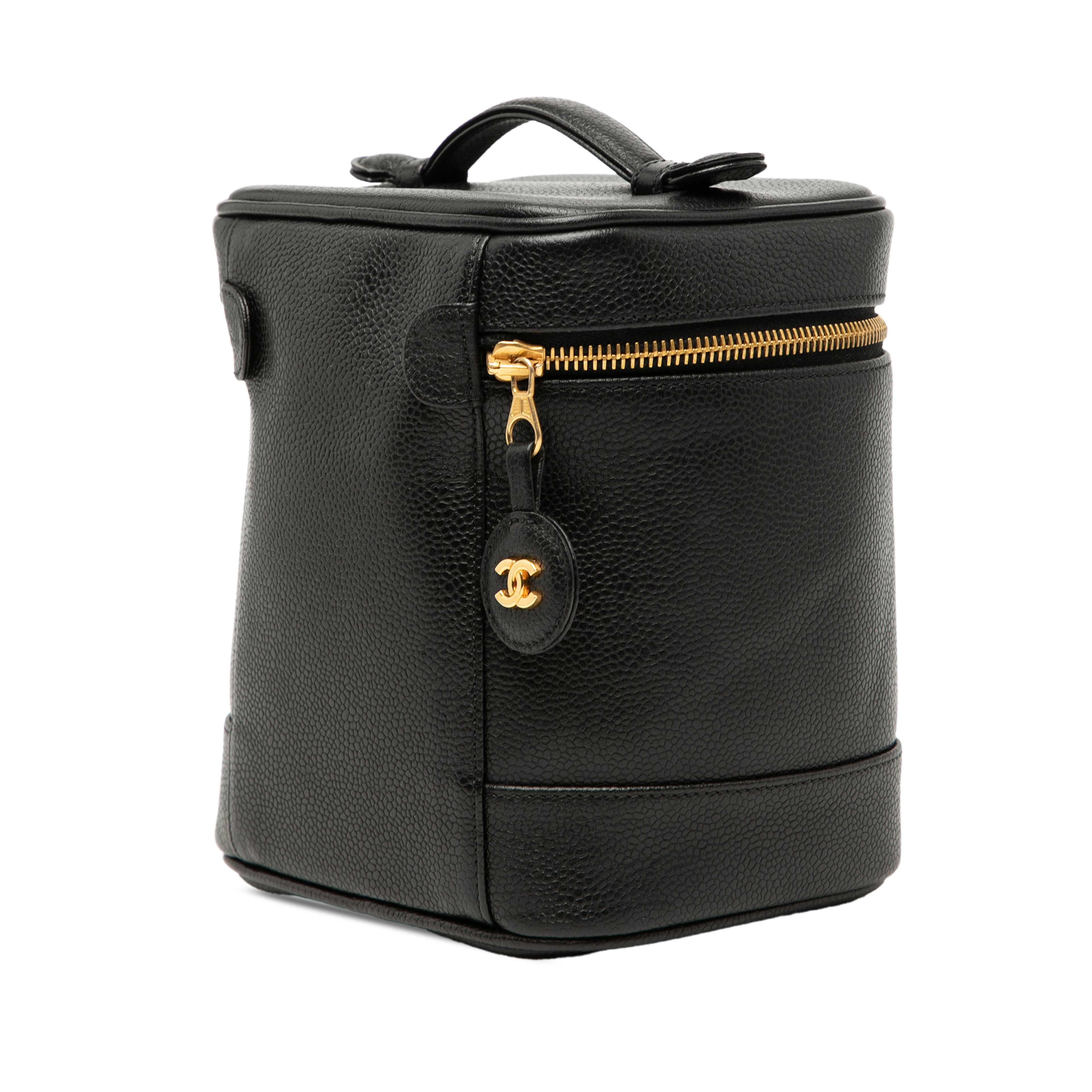 Chanel Cc Caviar Vanity Bag, från Luxclusif, i färgen black. Klicka för att öppna bilden i stort format