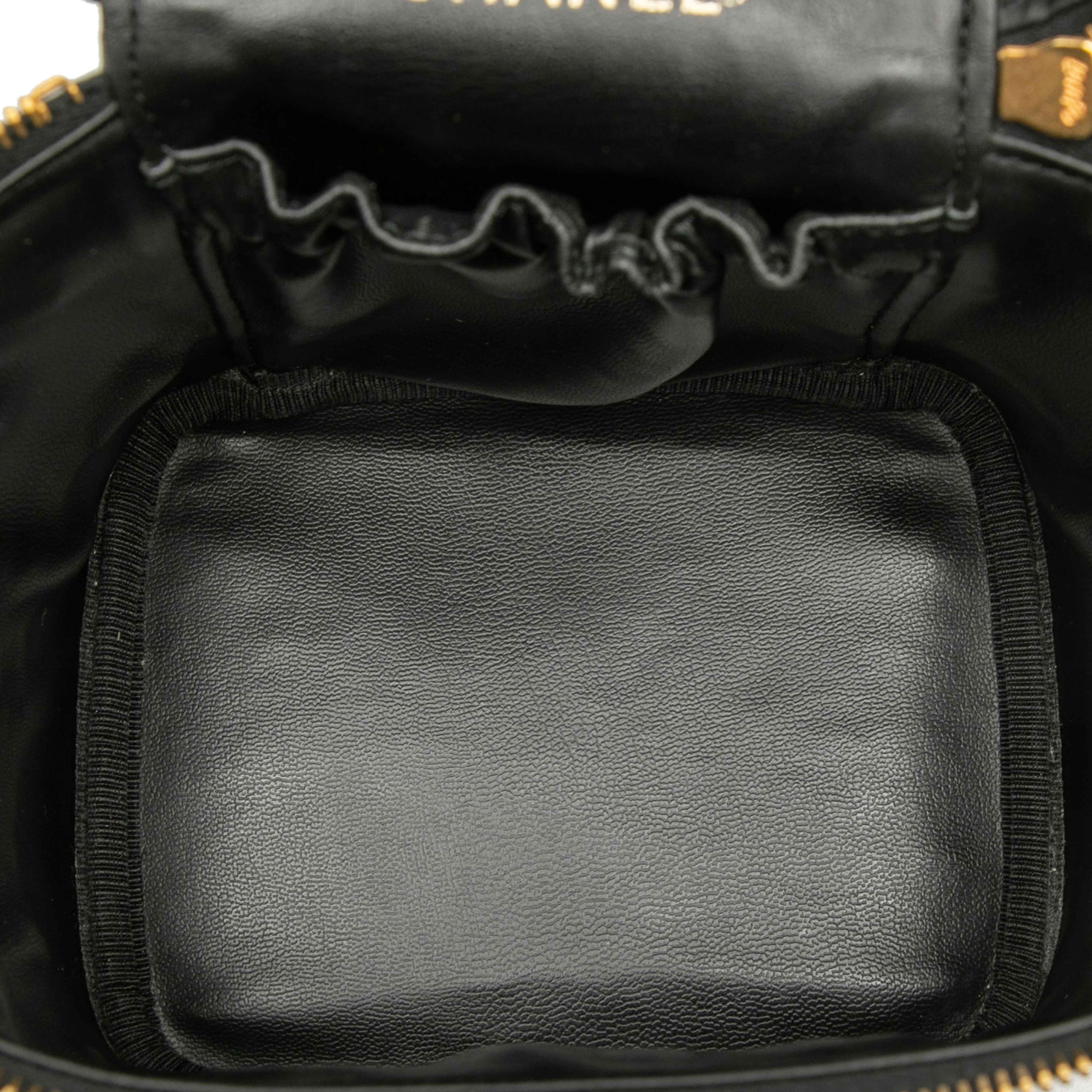 Chanel Cc Caviar Vanity Bag, från Luxclusif, i färgen black. Klicka för att öppna bilden i stort format
