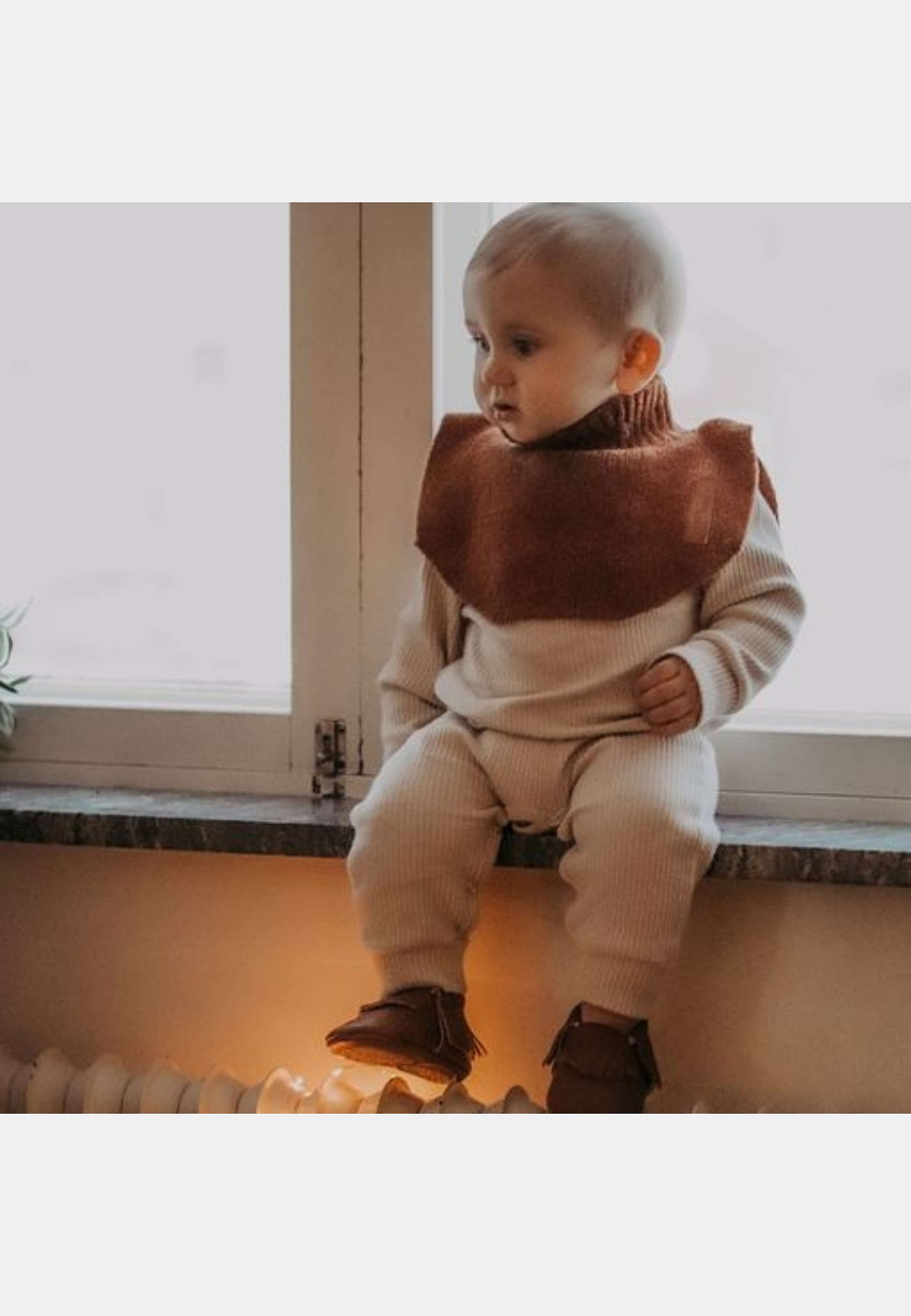 Neck Warmer, från BabyMocs, i färgen olive - new!. Klicka för att öppna bilden i stort format