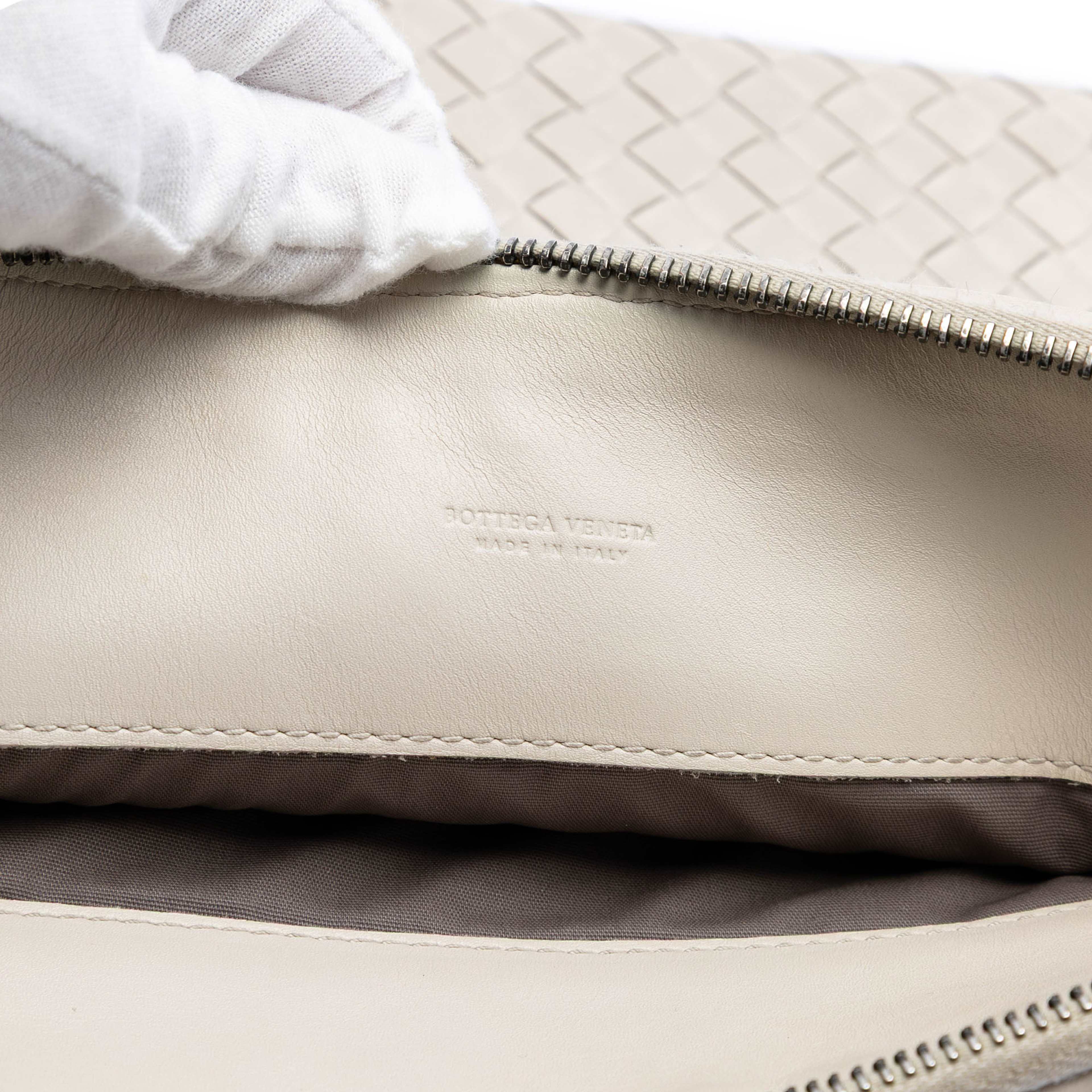 Bottega Veneta Nappa Intercciato Clutch, från Luxclusif, i färgen white. Klicka för att öppna bilden i stort format