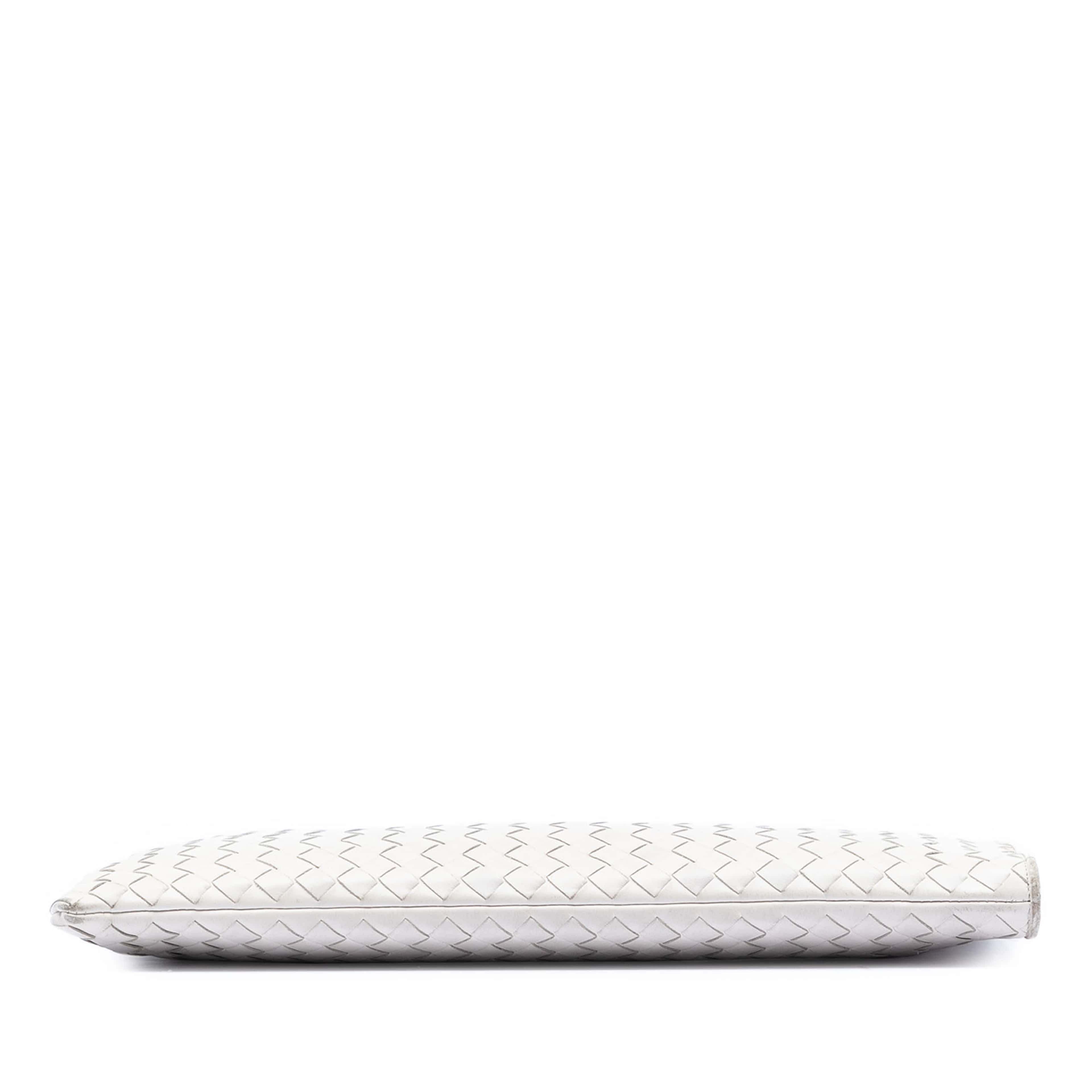 Bottega Veneta Nappa Intercciato Clutch, från Luxclusif, i färgen white. Klicka för att öppna bilden i stort format
