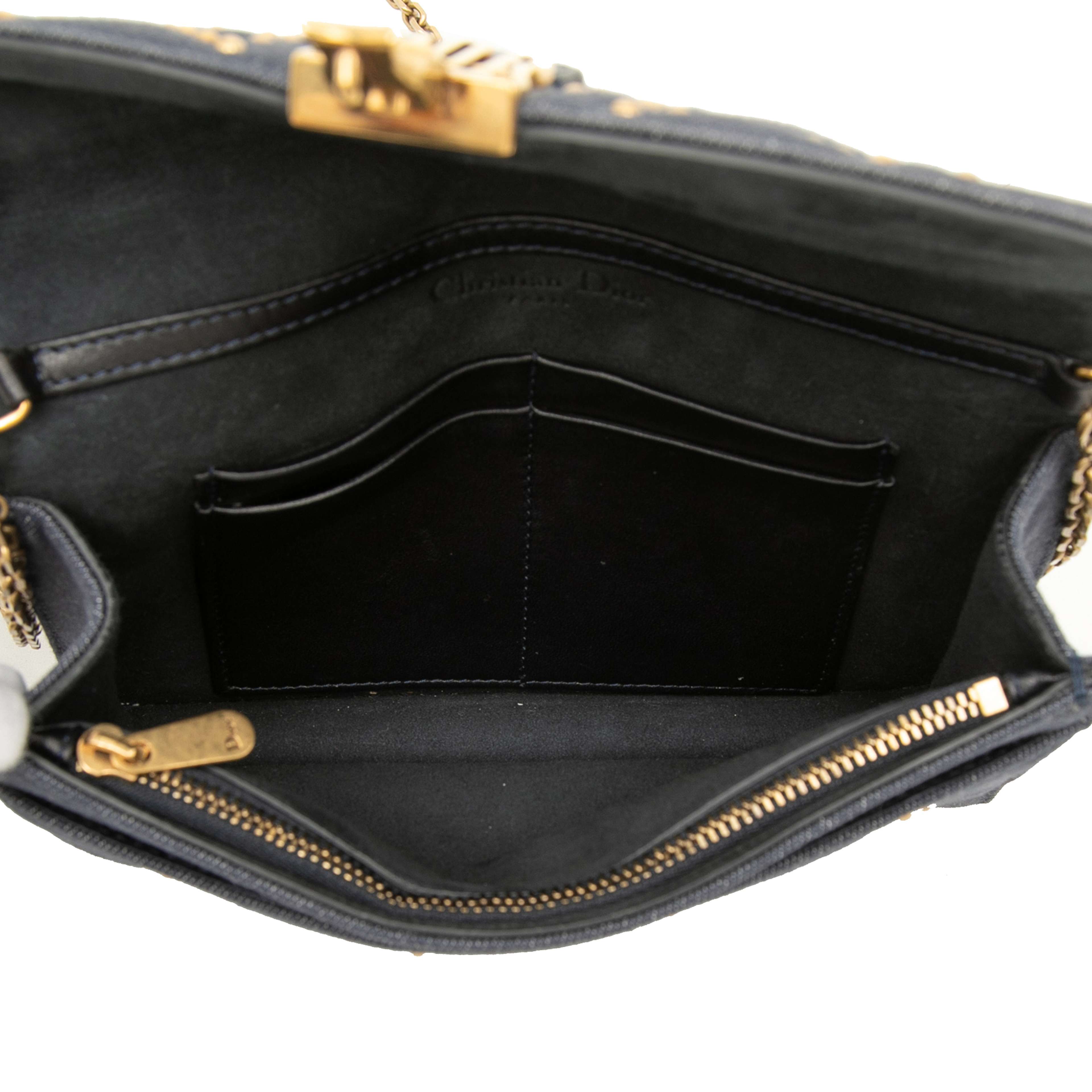 Dior Denim Cannage Studded Dioraddict Wallet On Chain, från Luxclusif, i färgen blå. Klicka för att öppna bilden i stort format
