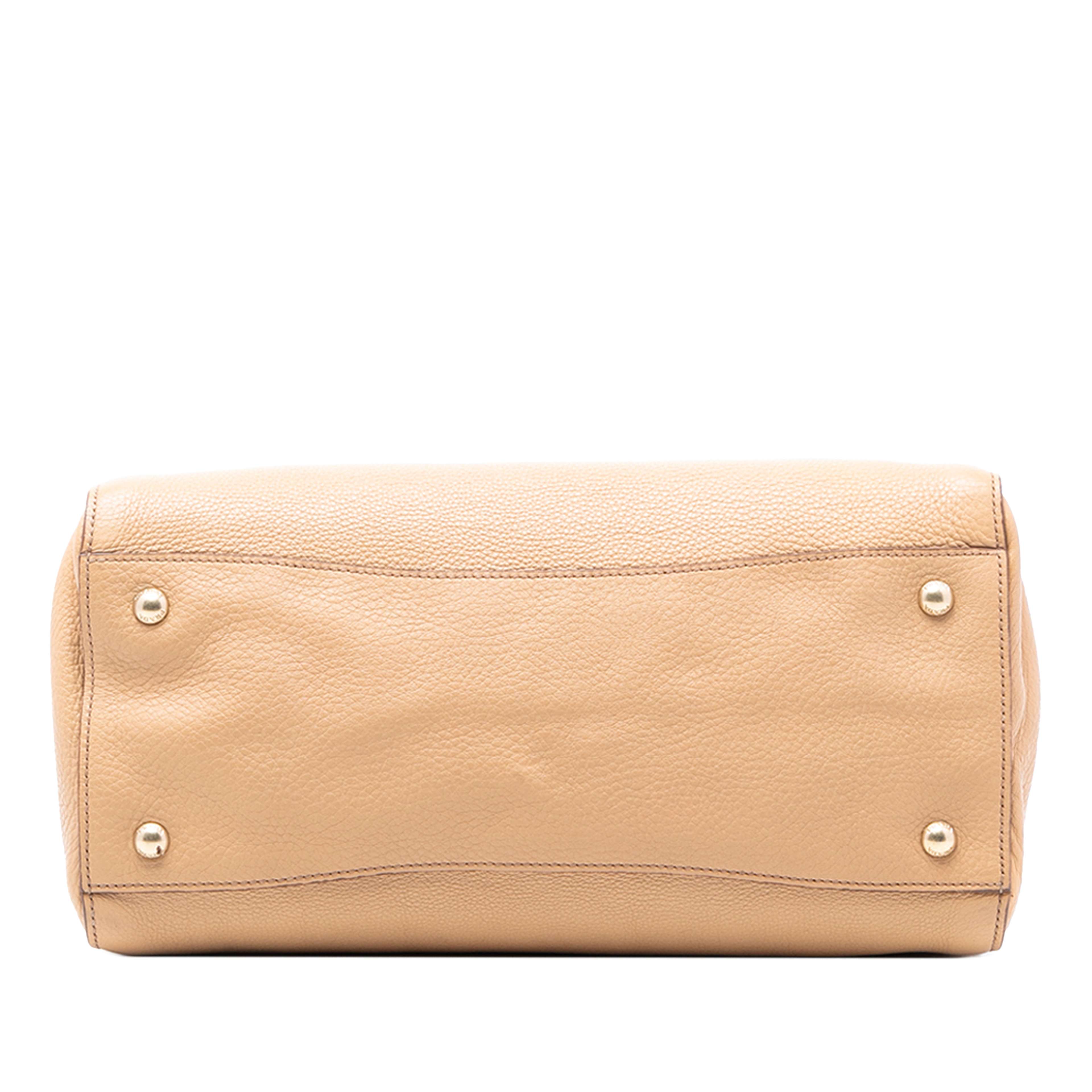 Prada Vitello Daino Cuir Frame Convertible Tote, från Luxclusif, i färgen beige. Klicka för att öppna bilden i stort format