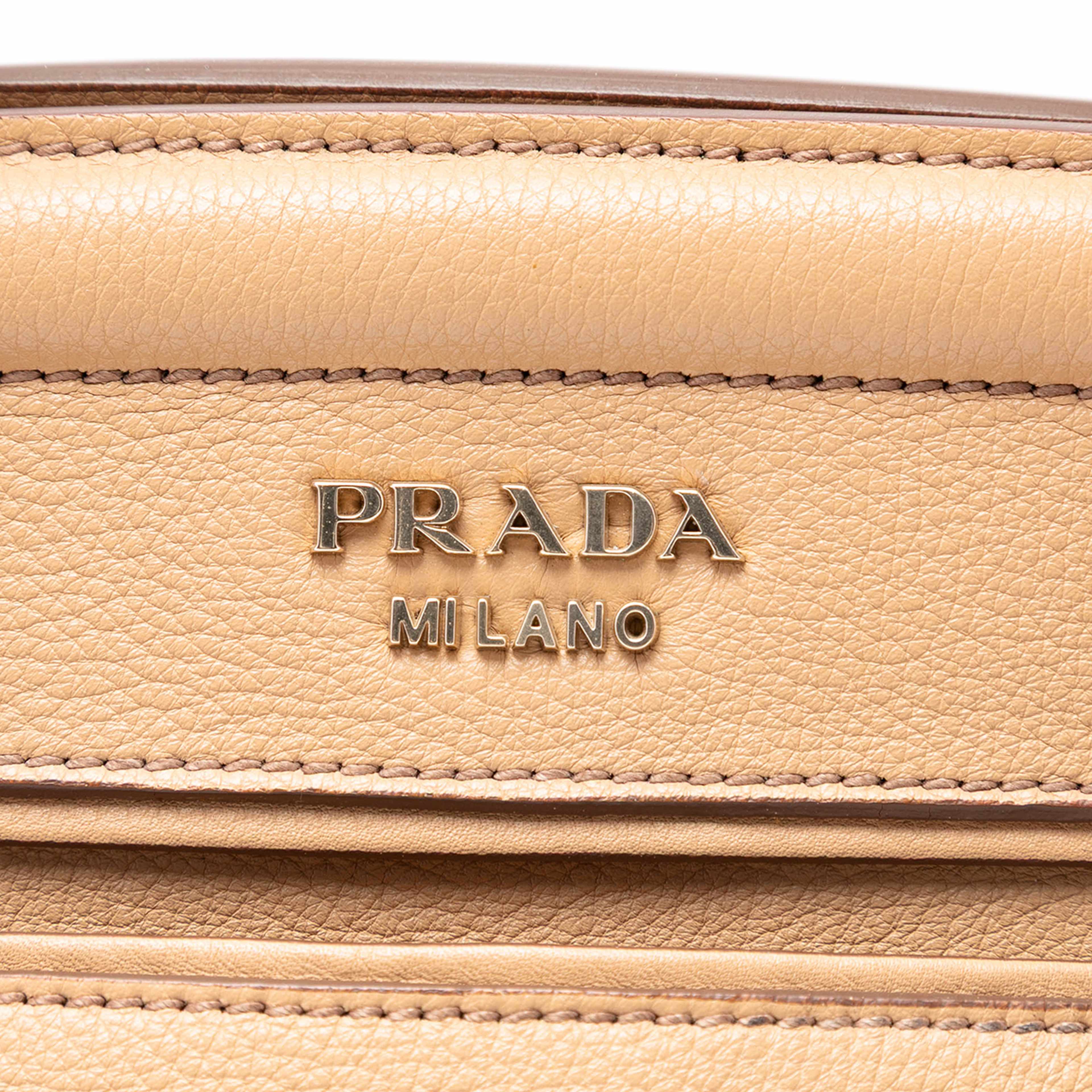 Prada Vitello Daino Cuir Frame Convertible Tote, från Luxclusif, i färgen beige. Klicka för att öppna bilden i stort format