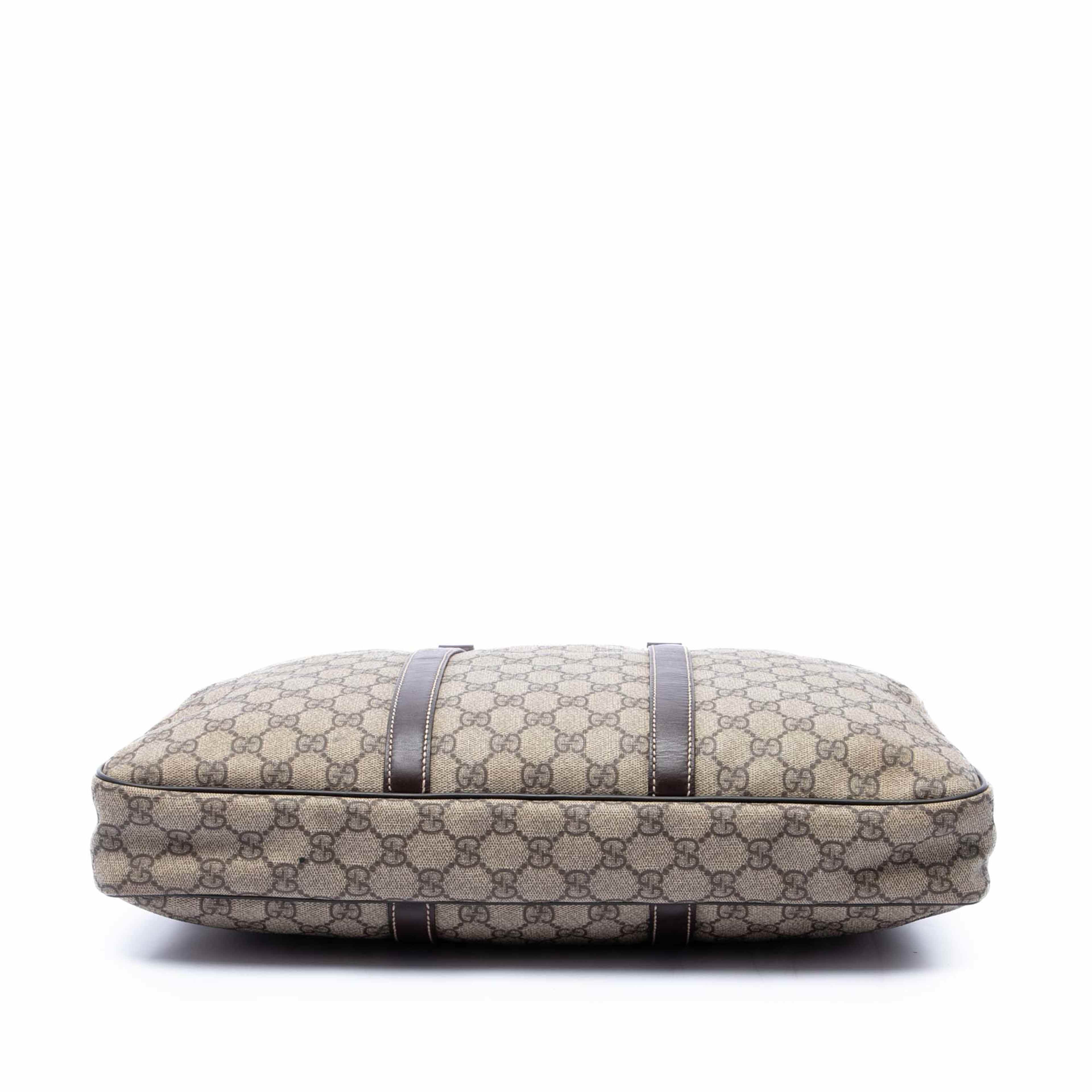 Gucci Gg Supreme Business Bag, från Luxclusif, i färgen beige. Klicka för att öppna bilden i stort format
