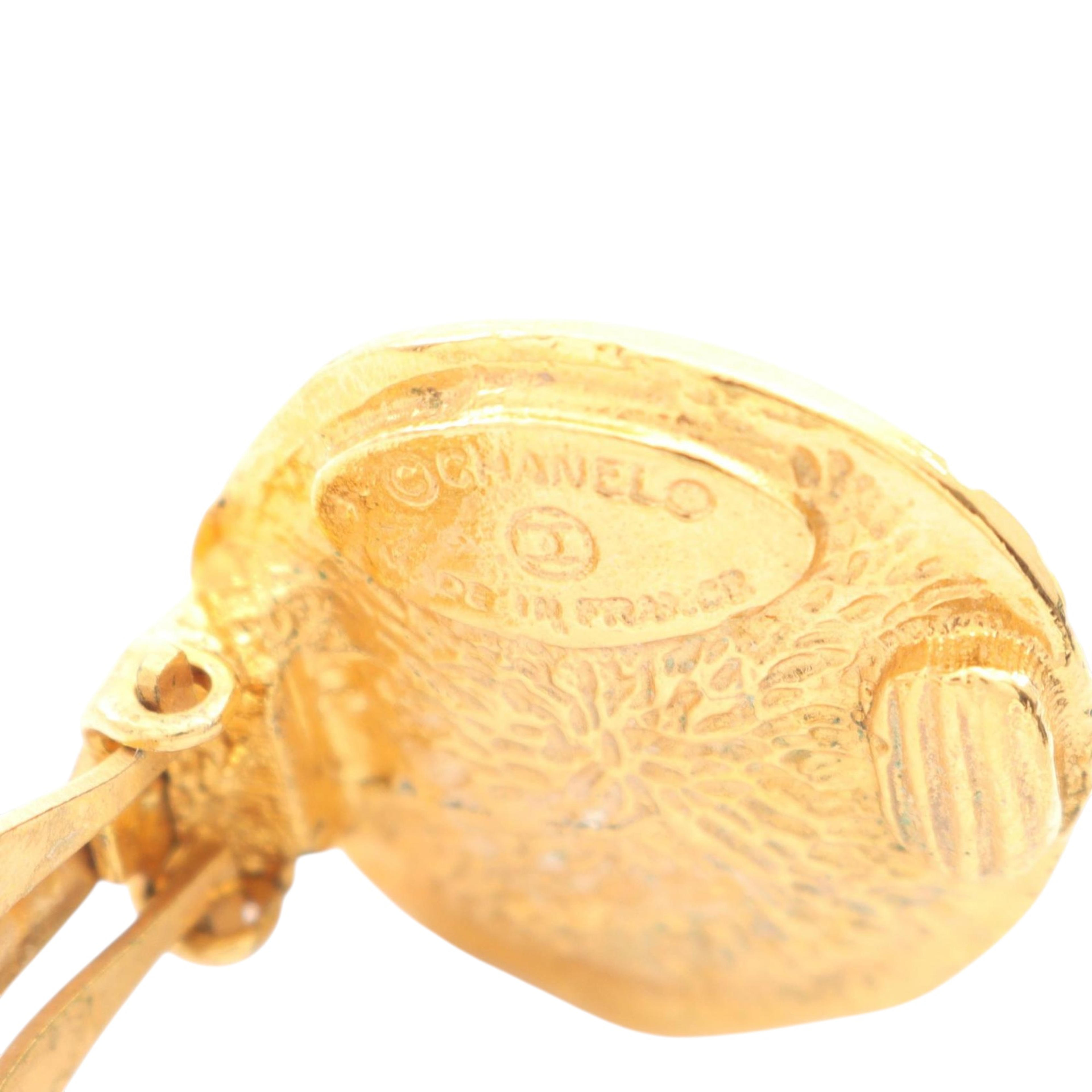 Chanel Gold Plated Faux Pearl Logo Clip On Earrings, från Luxclusif, i färgen gold. Klicka för att öppna bilden i stort format