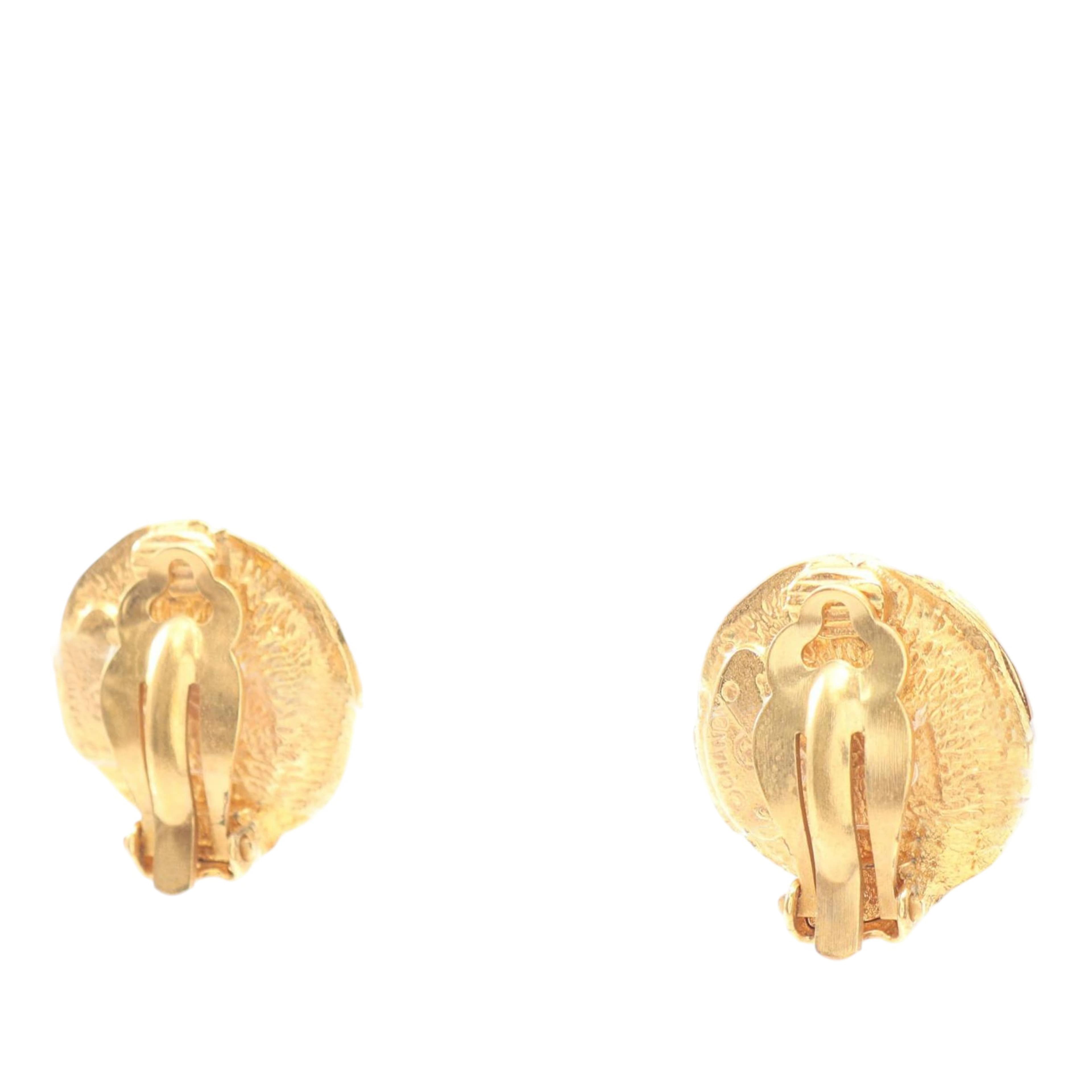 Chanel Gold Plated Faux Pearl Logo Clip On Earrings, från Luxclusif, i färgen gold. Klicka för att öppna bilden i stort format