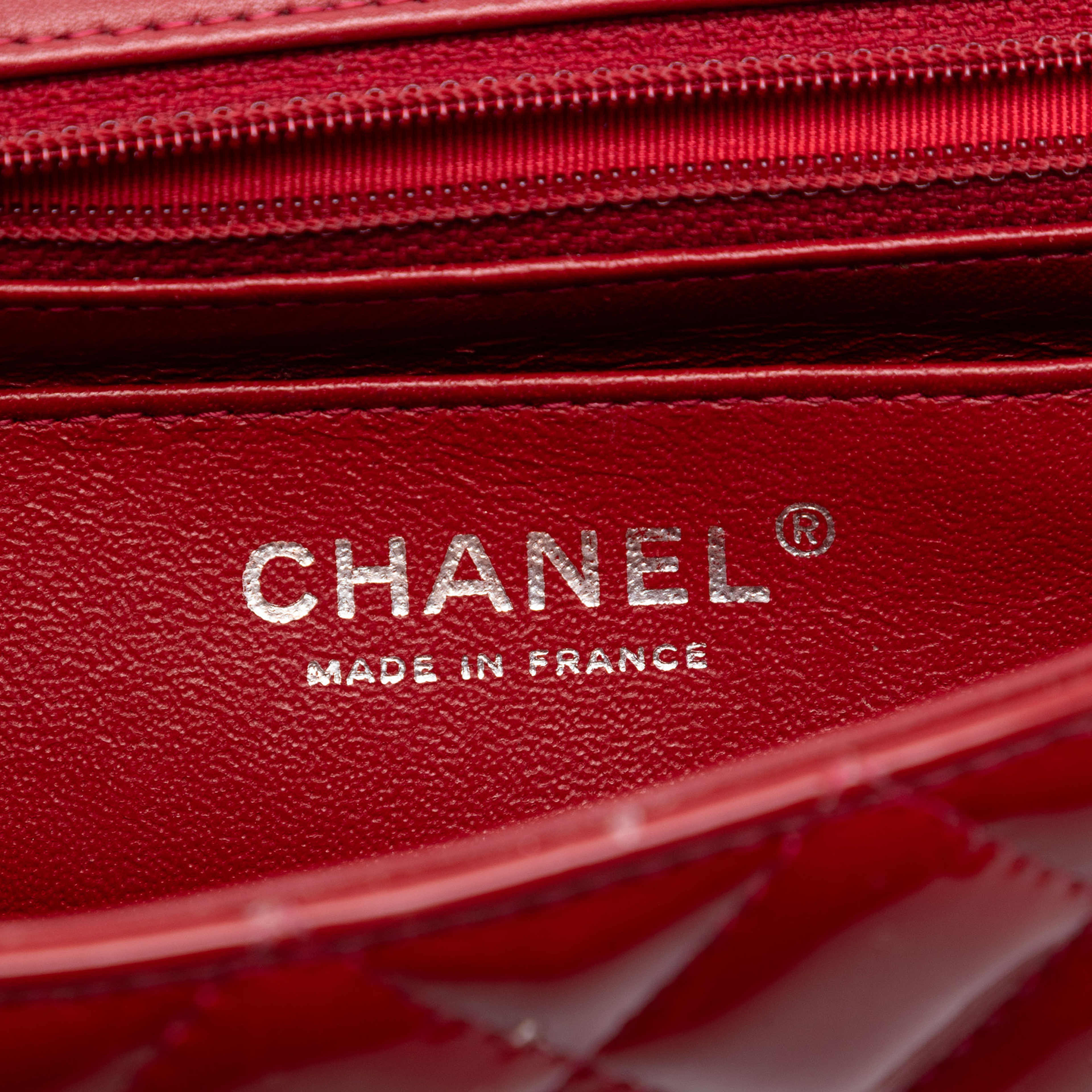Chanel Mini Rectangular Classic Patent Single Flap, från Luxclusif, i färgen dark red. Klicka för att öppna bilden i stort format