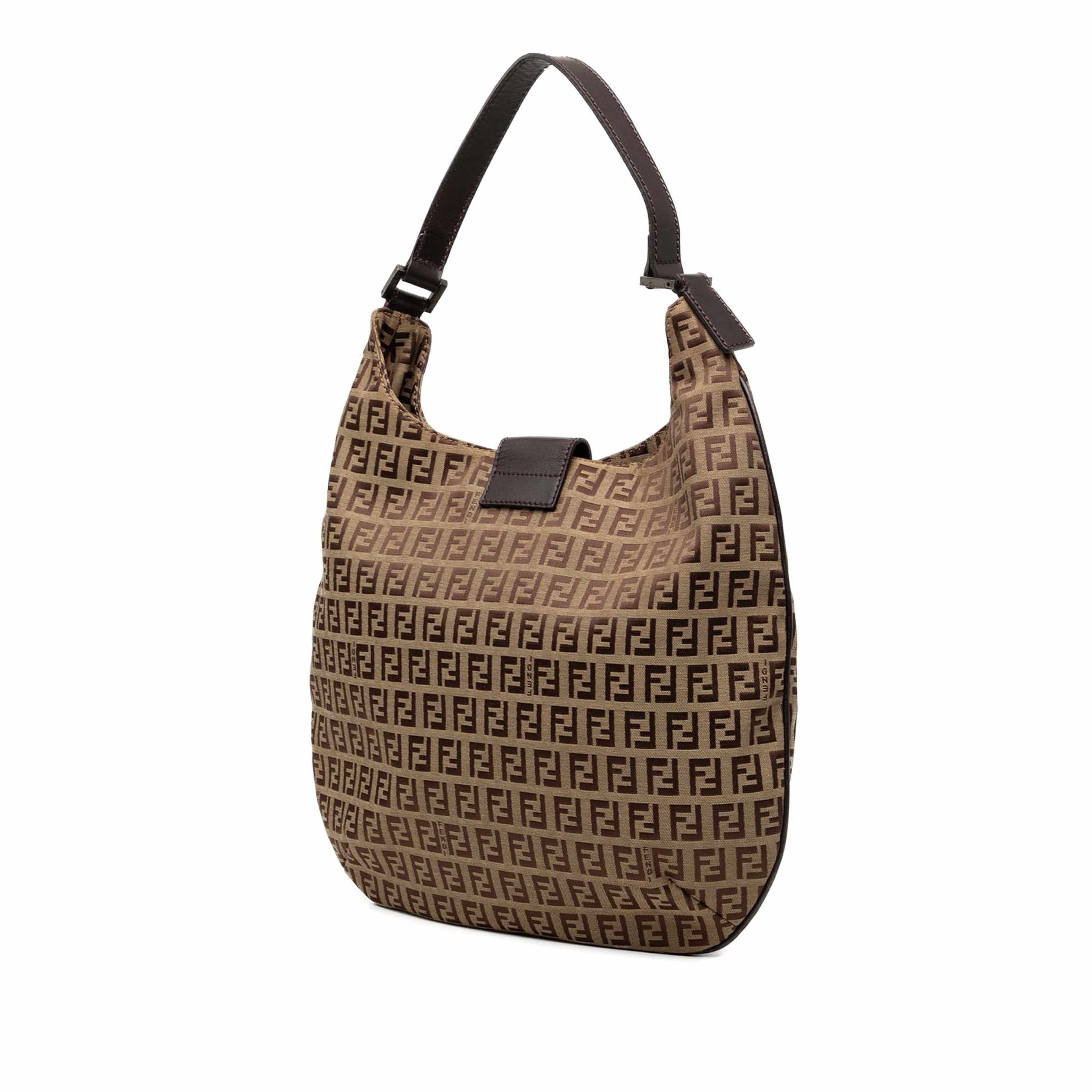 Fendi Zucchino Canvas Shoulder Bag, från Luxclusif, i färgen brun. Klicka för att öppna bilden i stort format