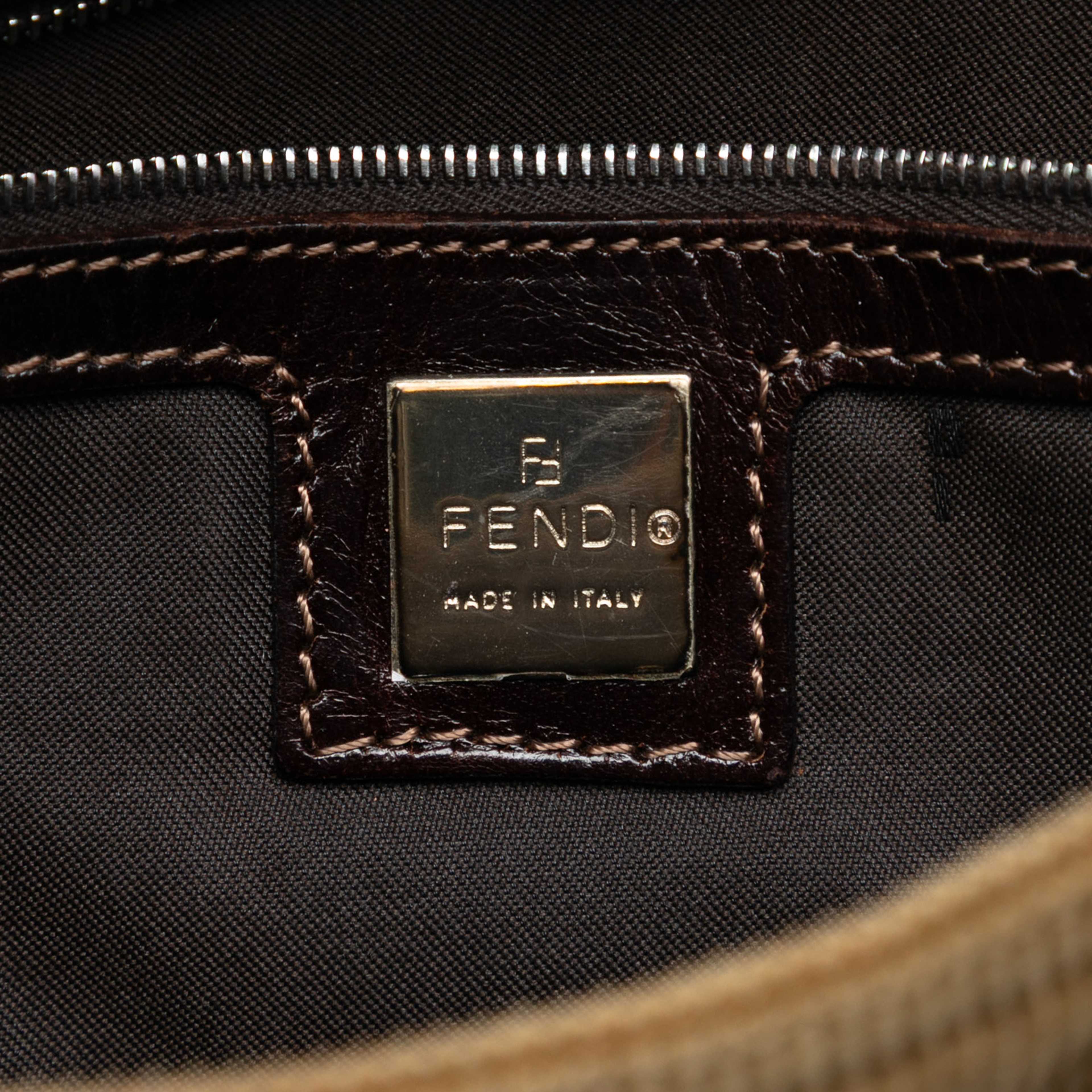 Fendi Corduroy Shoulder Bag, från Luxclusif, i färgen light brown. Klicka för att öppna bilden i stort format