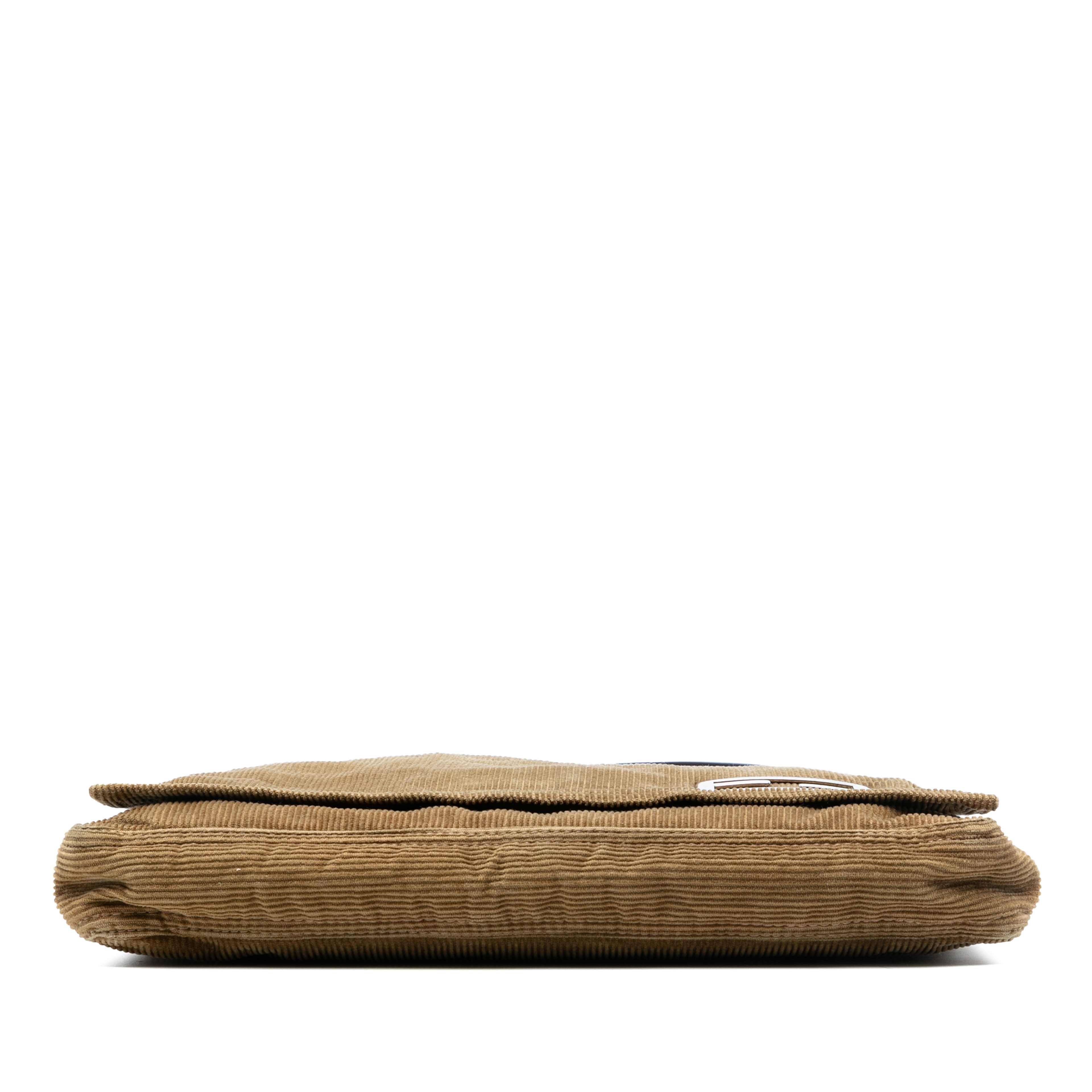 Fendi Corduroy Shoulder Bag, från Luxclusif, i färgen light brown. Klicka för att öppna bilden i stort format