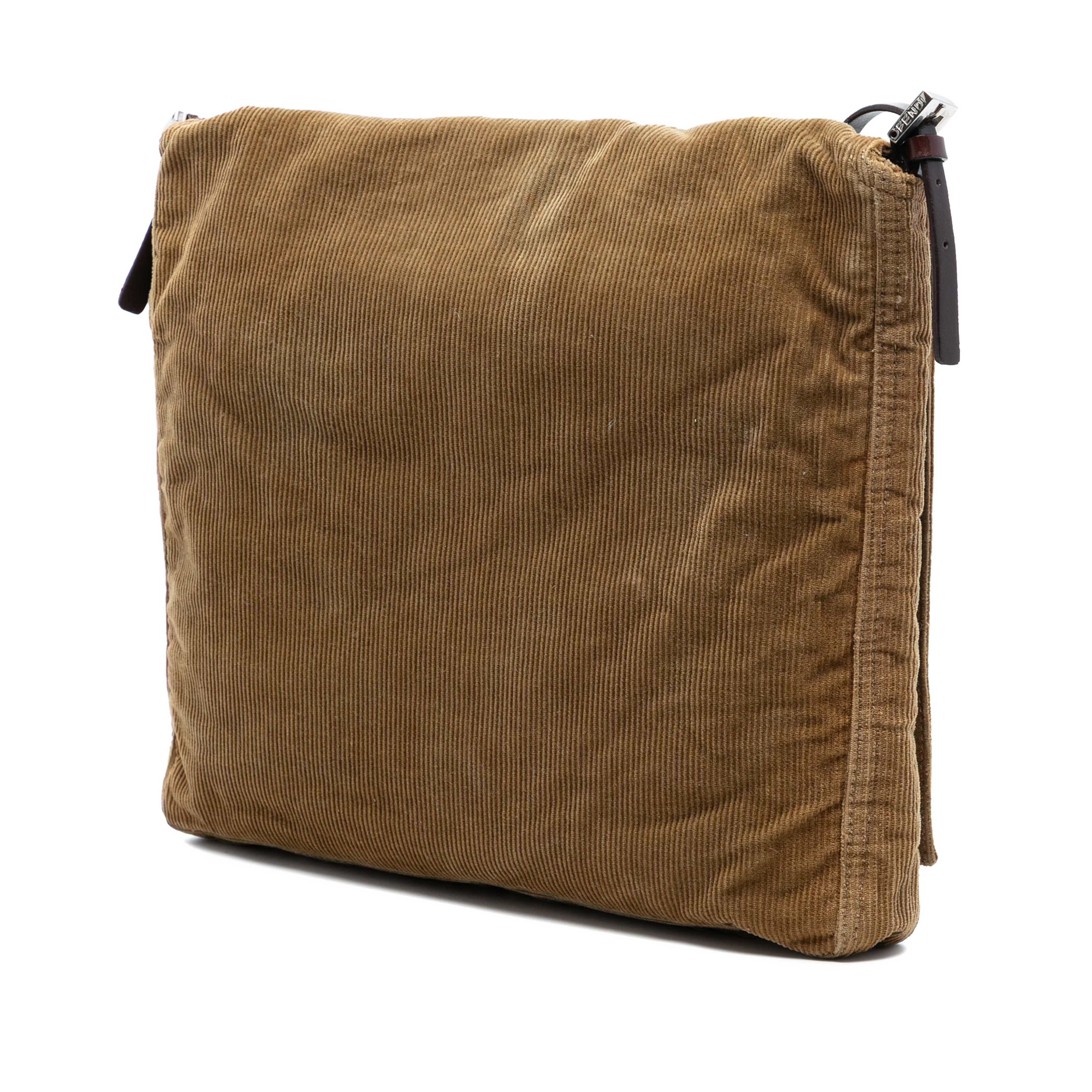 Fendi Corduroy Shoulder Bag, från Luxclusif, i färgen light brown. Klicka för att öppna bilden i stort format