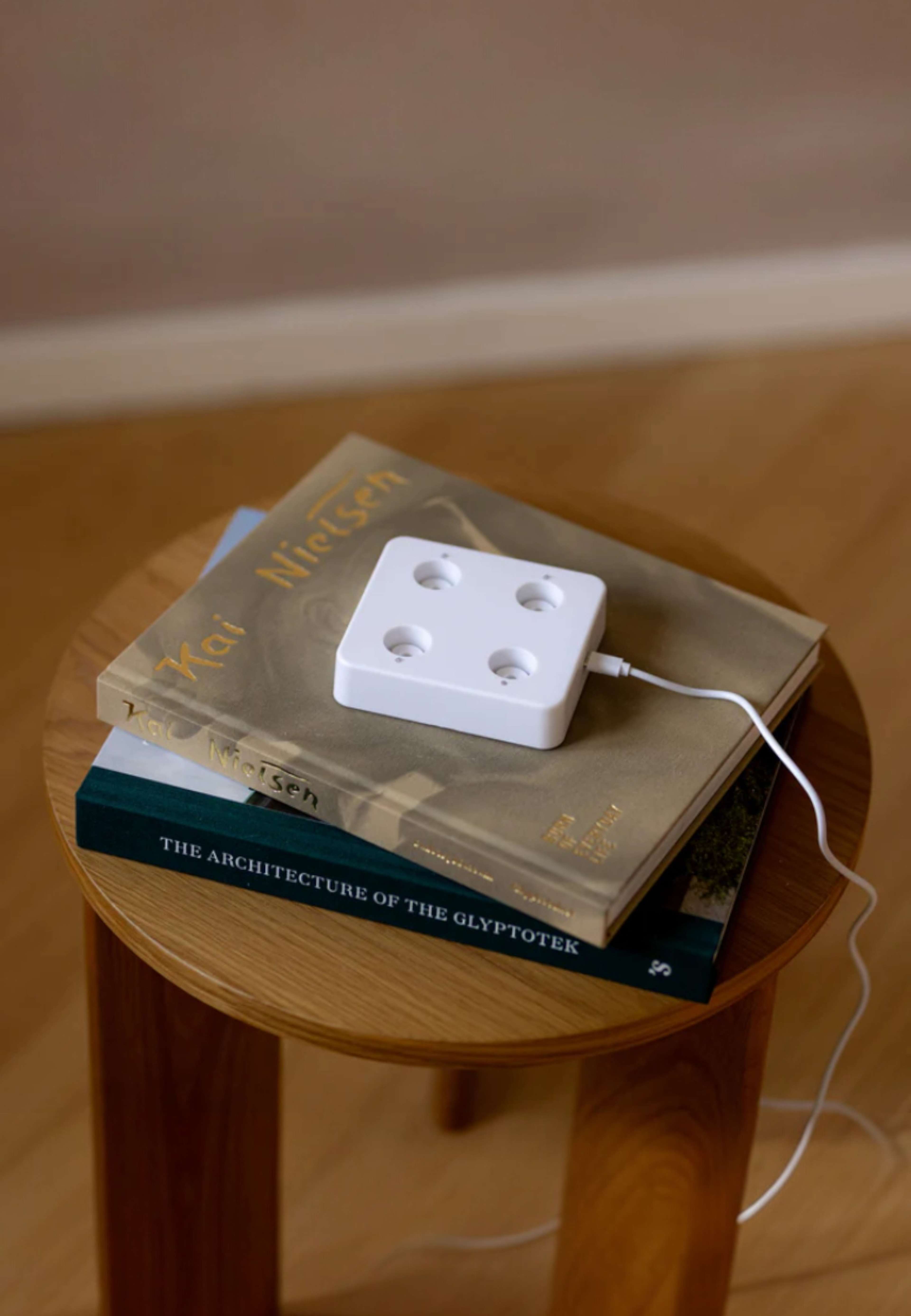 Sia Led-laddningsstation För Koniska Ljus 4 St, från Led Nordic, i färgen vit. Klicka för att öppna bilden i stort format