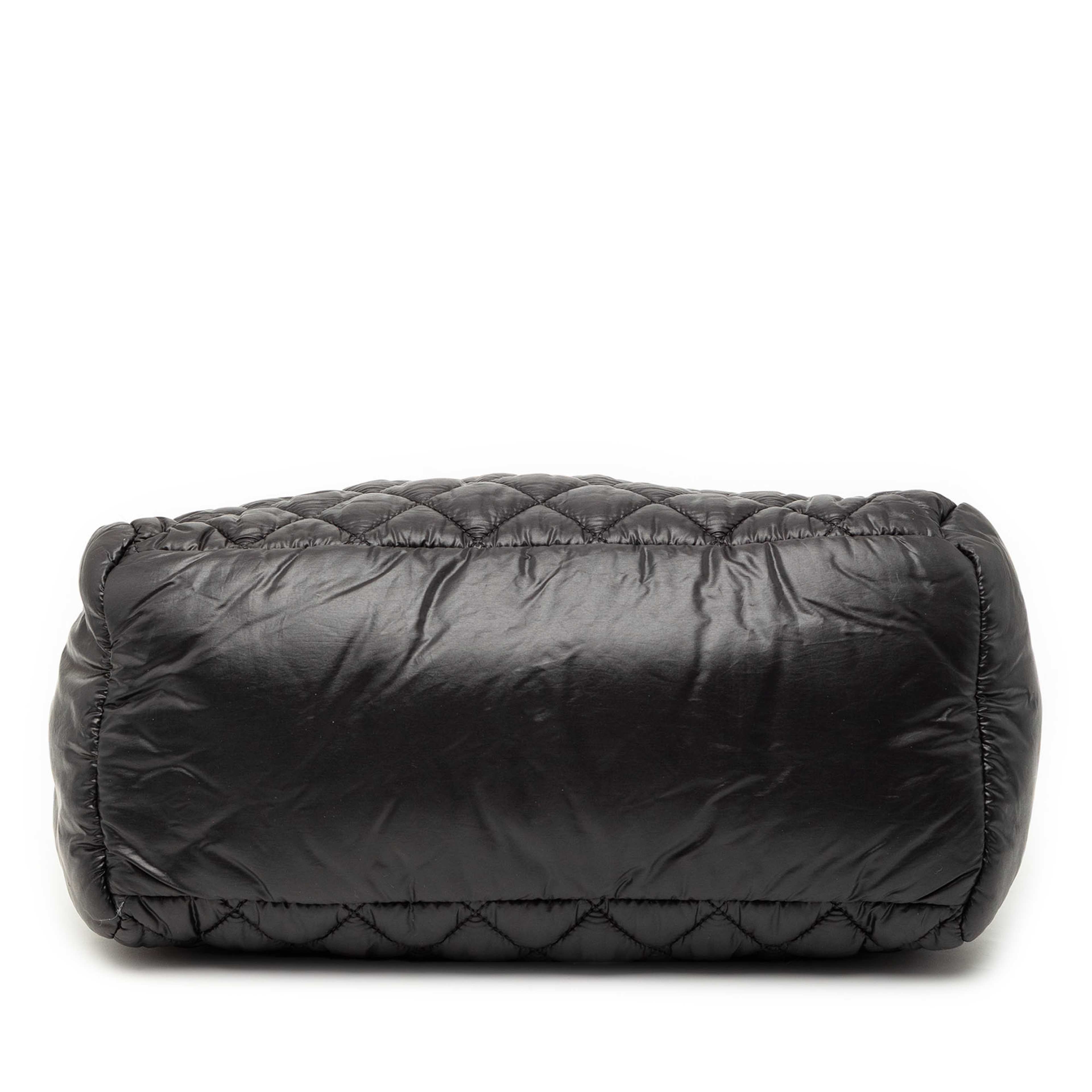 Chanel Small Quilted Nylon Coco Cocoon Tote, från Luxclusif, i färgen black. Klicka för att öppna bilden i stort format