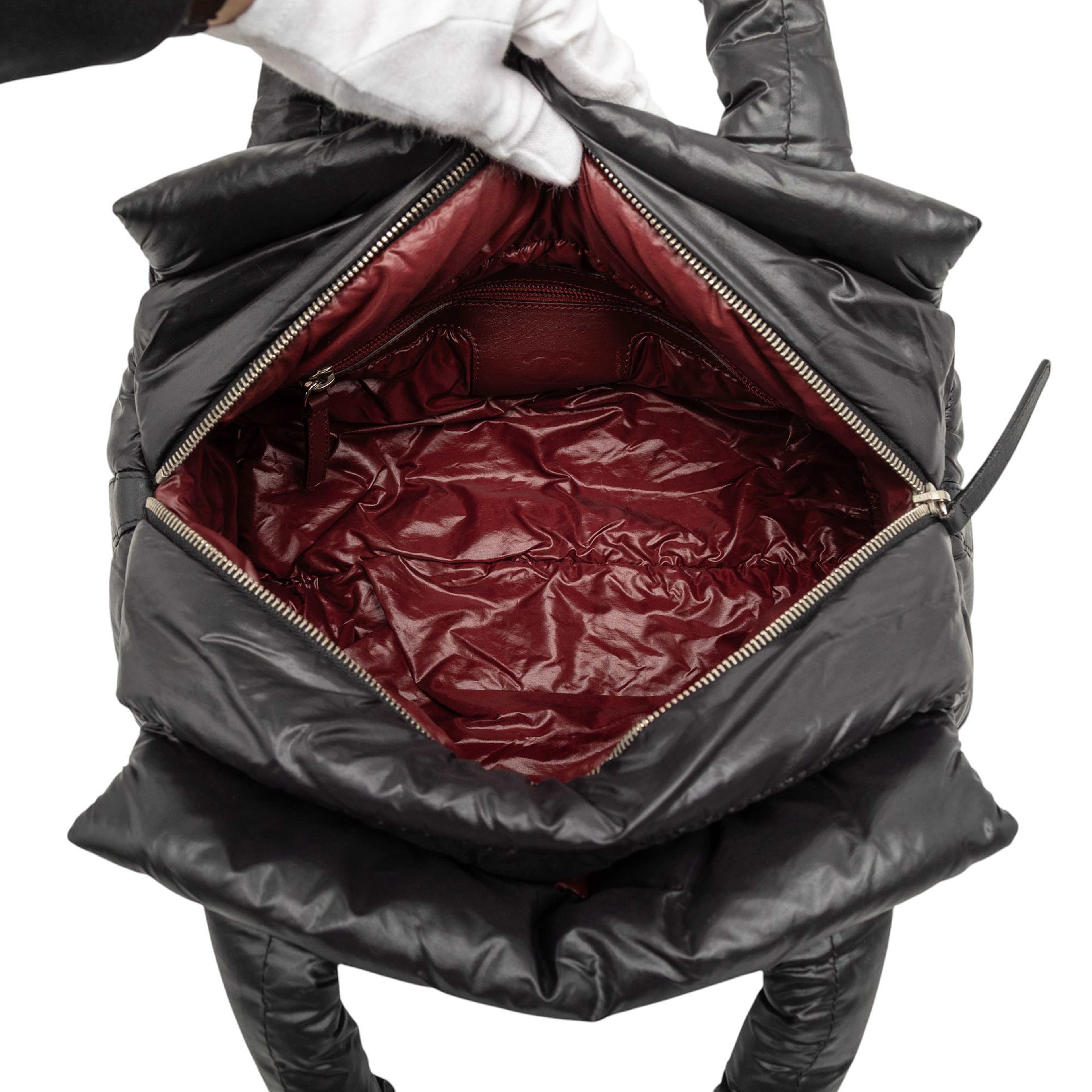 Chanel Small Quilted Nylon Coco Cocoon Tote, från Luxclusif, i färgen black. Klicka för att öppna bilden i stort format