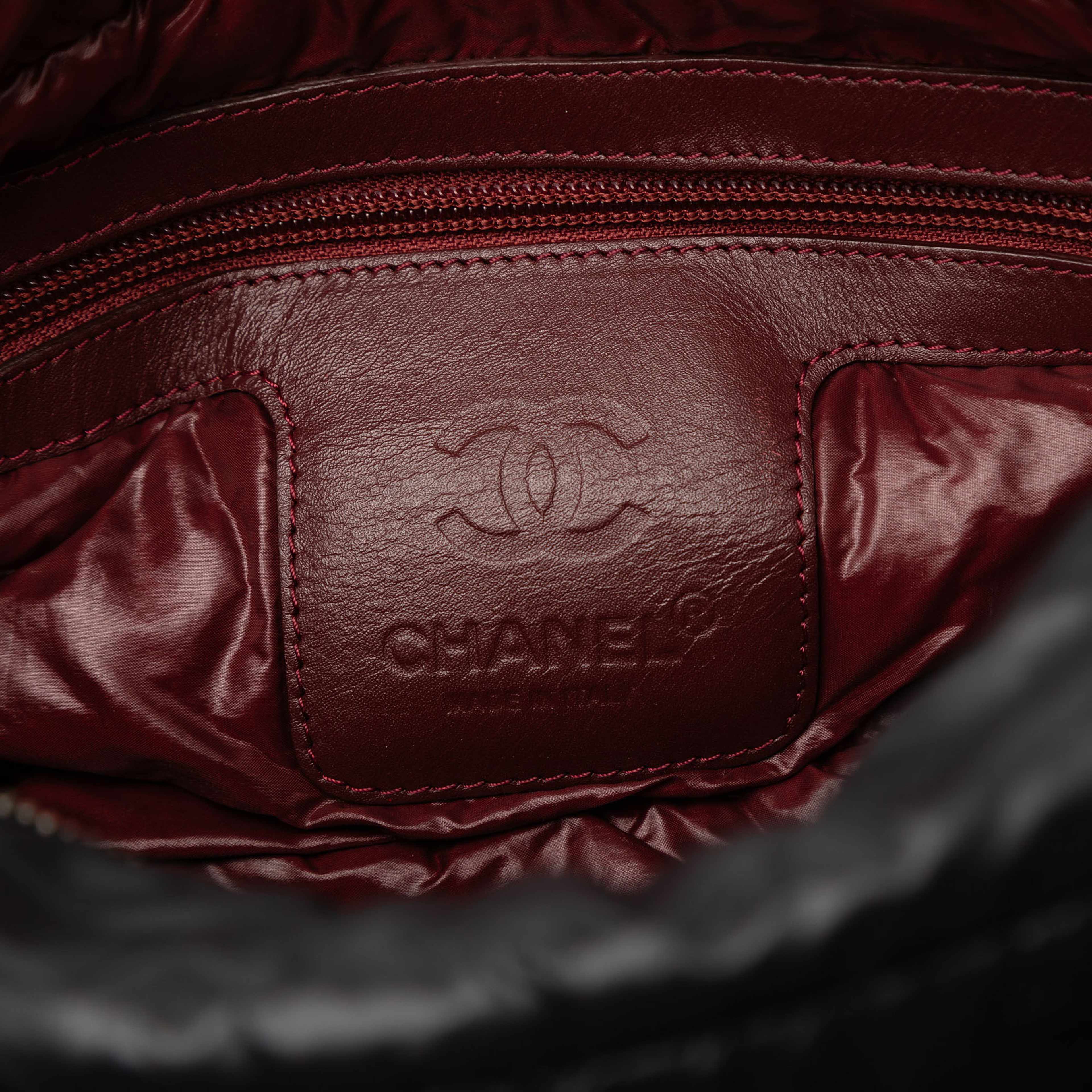 Chanel Small Quilted Nylon Coco Cocoon Tote, från Luxclusif, i färgen black. Klicka för att öppna bilden i stort format