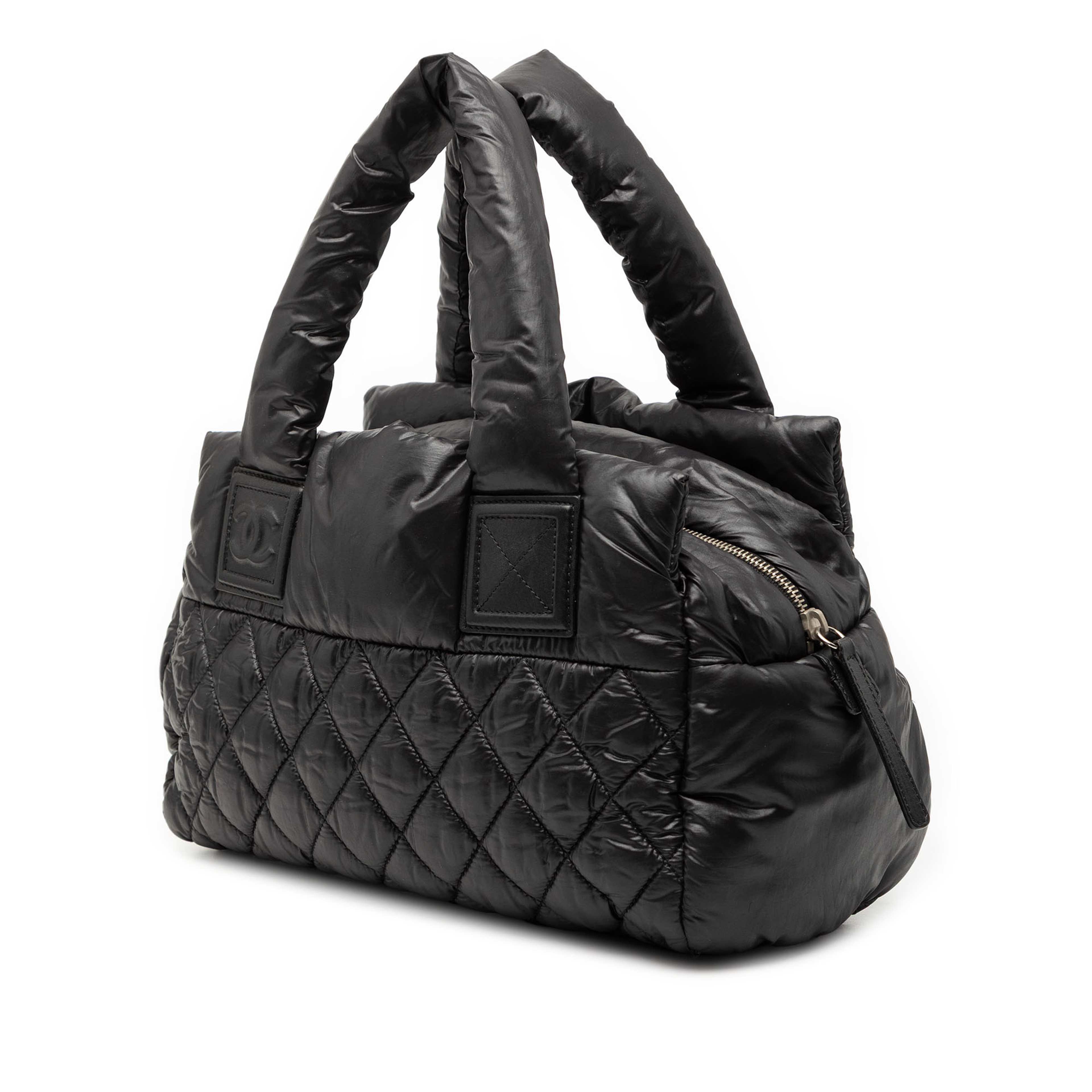 Chanel Small Quilted Nylon Coco Cocoon Tote, från Luxclusif, i färgen black. Klicka för att öppna bilden i stort format