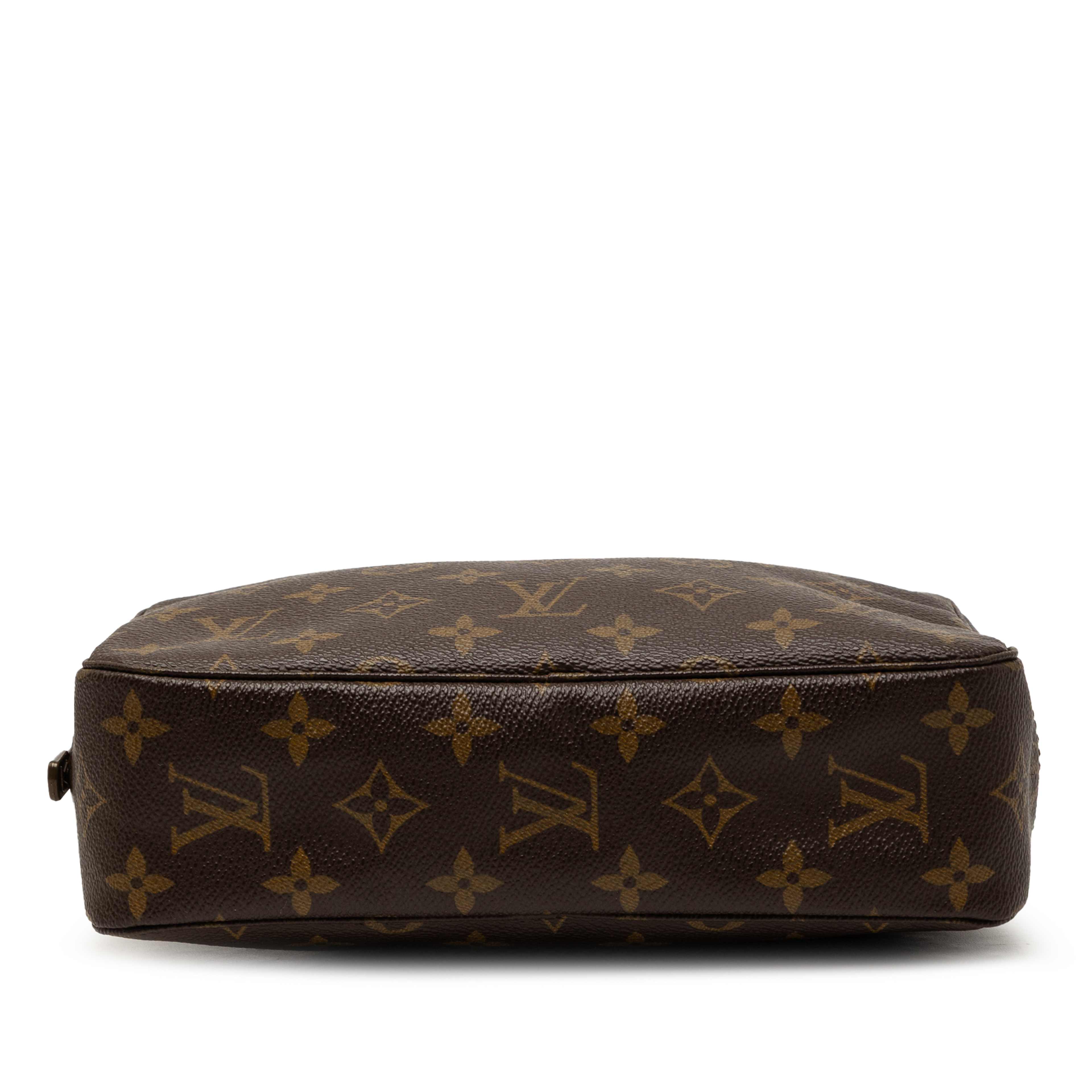Louis Vuitton Monogram Trousse Toilette 23, från Luxclusif, i färgen brun. Klicka för att öppna bilden i stort format