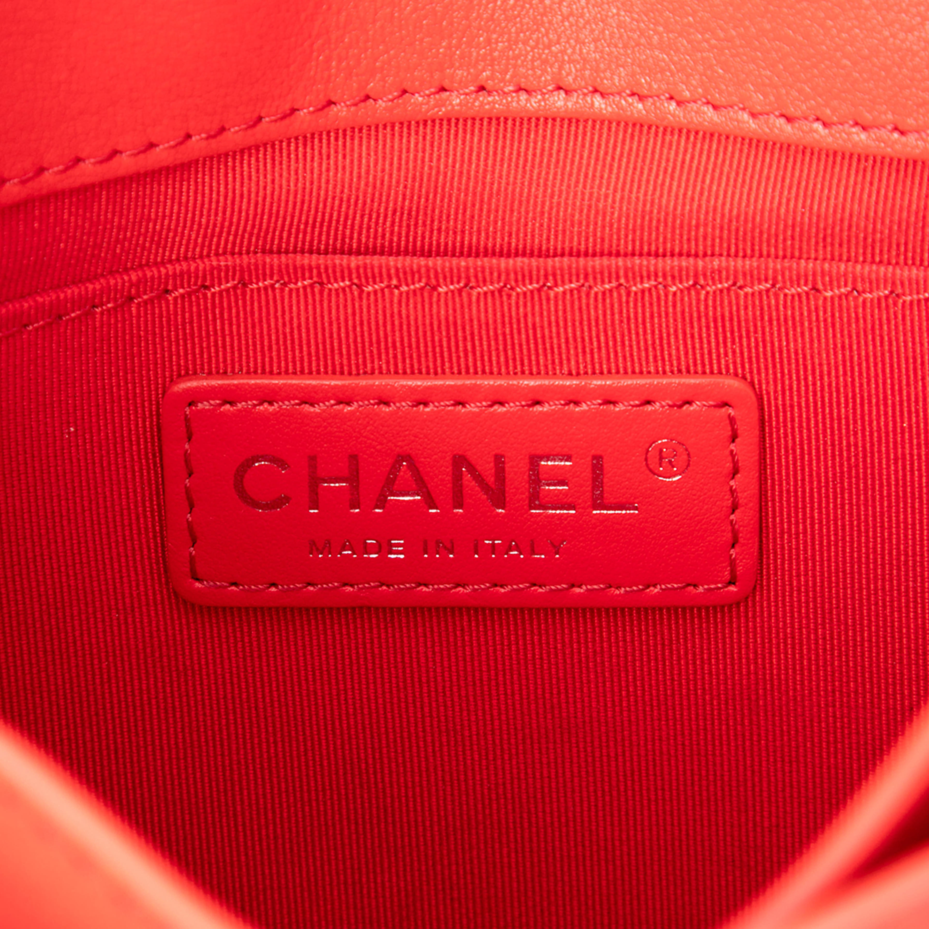 Chanel Mini Quilted Calfskin Cc Box Flap, från Luxclusif, i färgen röd. Klicka för att öppna bilden i stort format