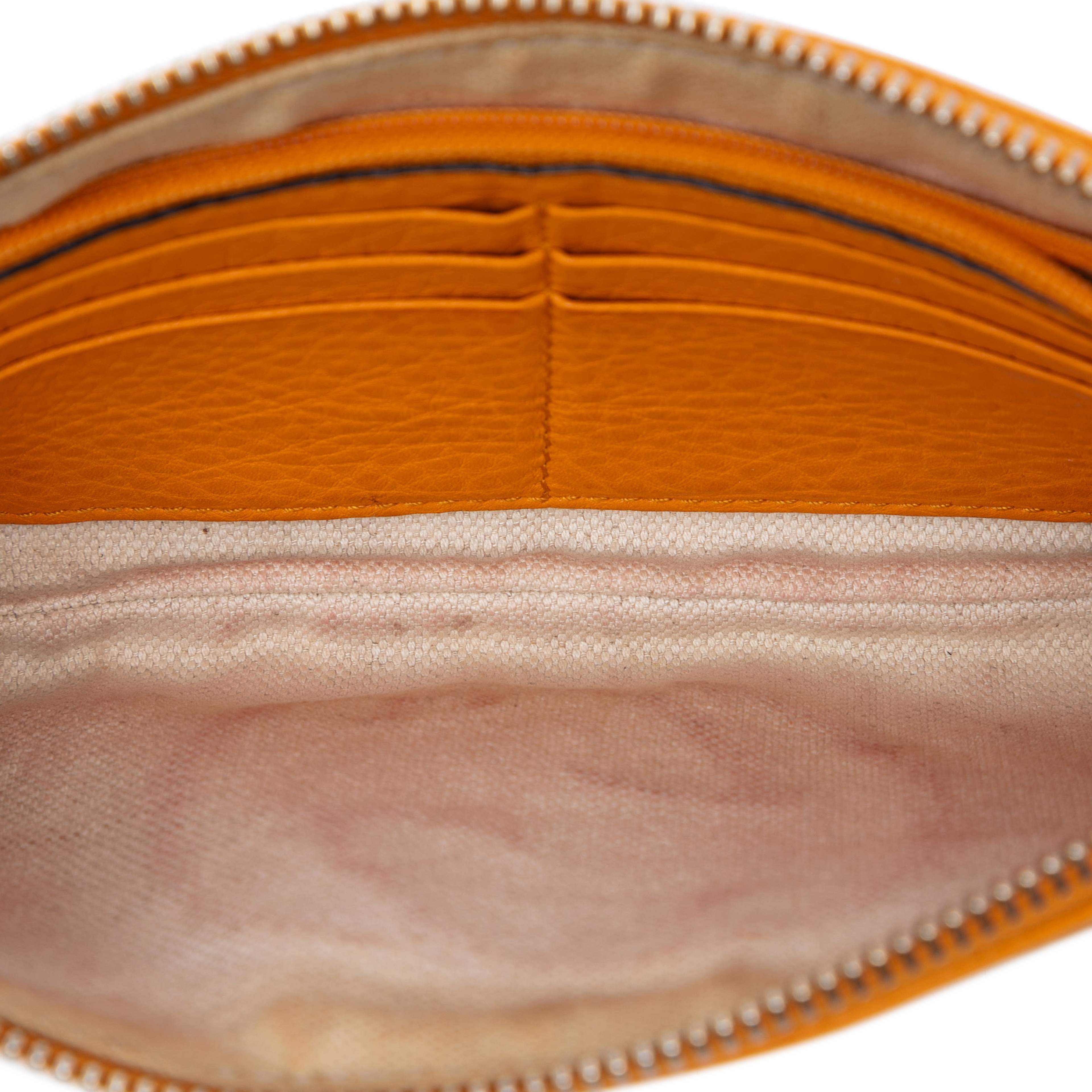 Gucci Pebbled Leather Soho Pouch, från Luxclusif, i färgen orange. Klicka för att öppna bilden i stort format