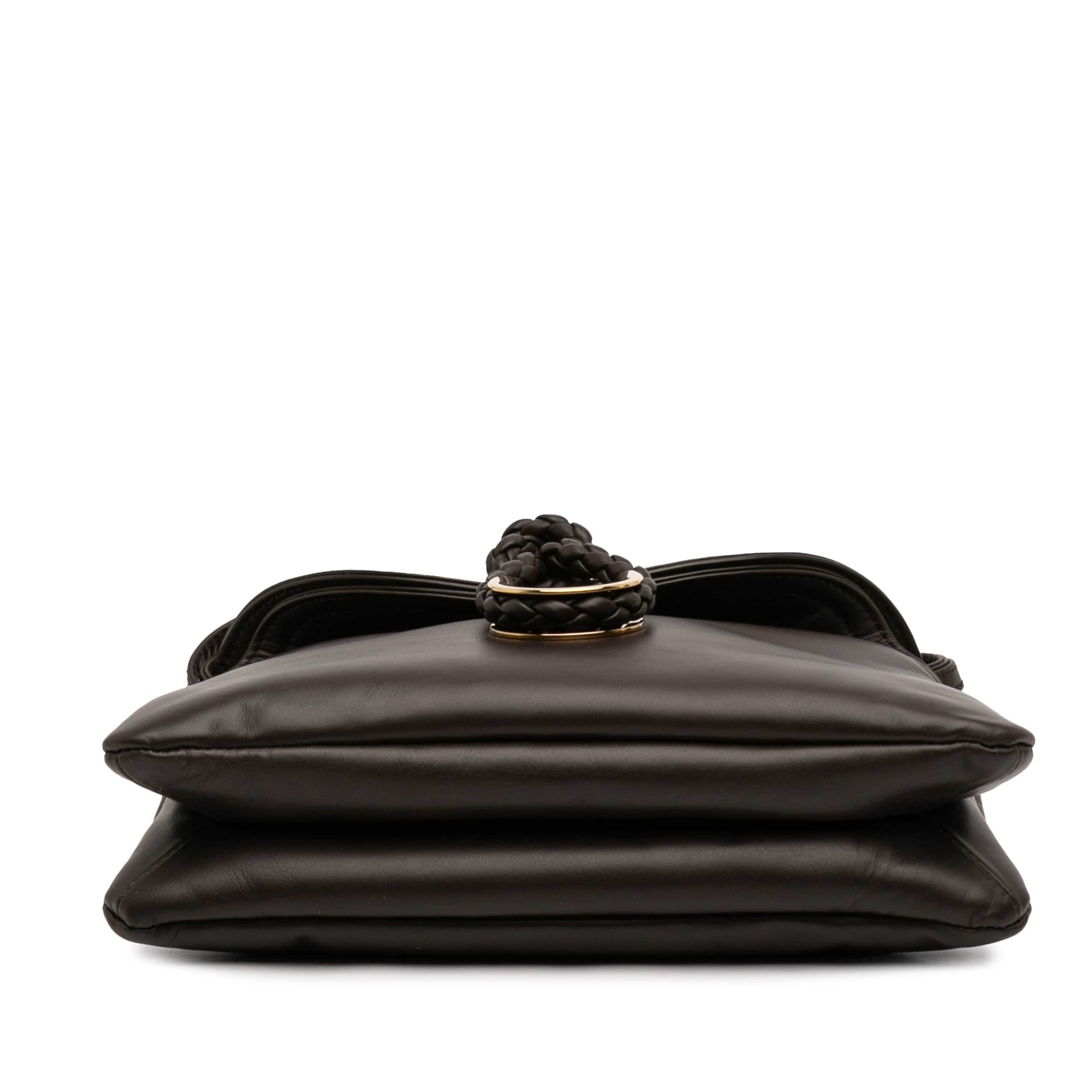 Bottega Veneta Baby Calfskin Liberta Crossbody, från Luxclusif, i färgen dark brown. Klicka för att öppna bilden i stort format
