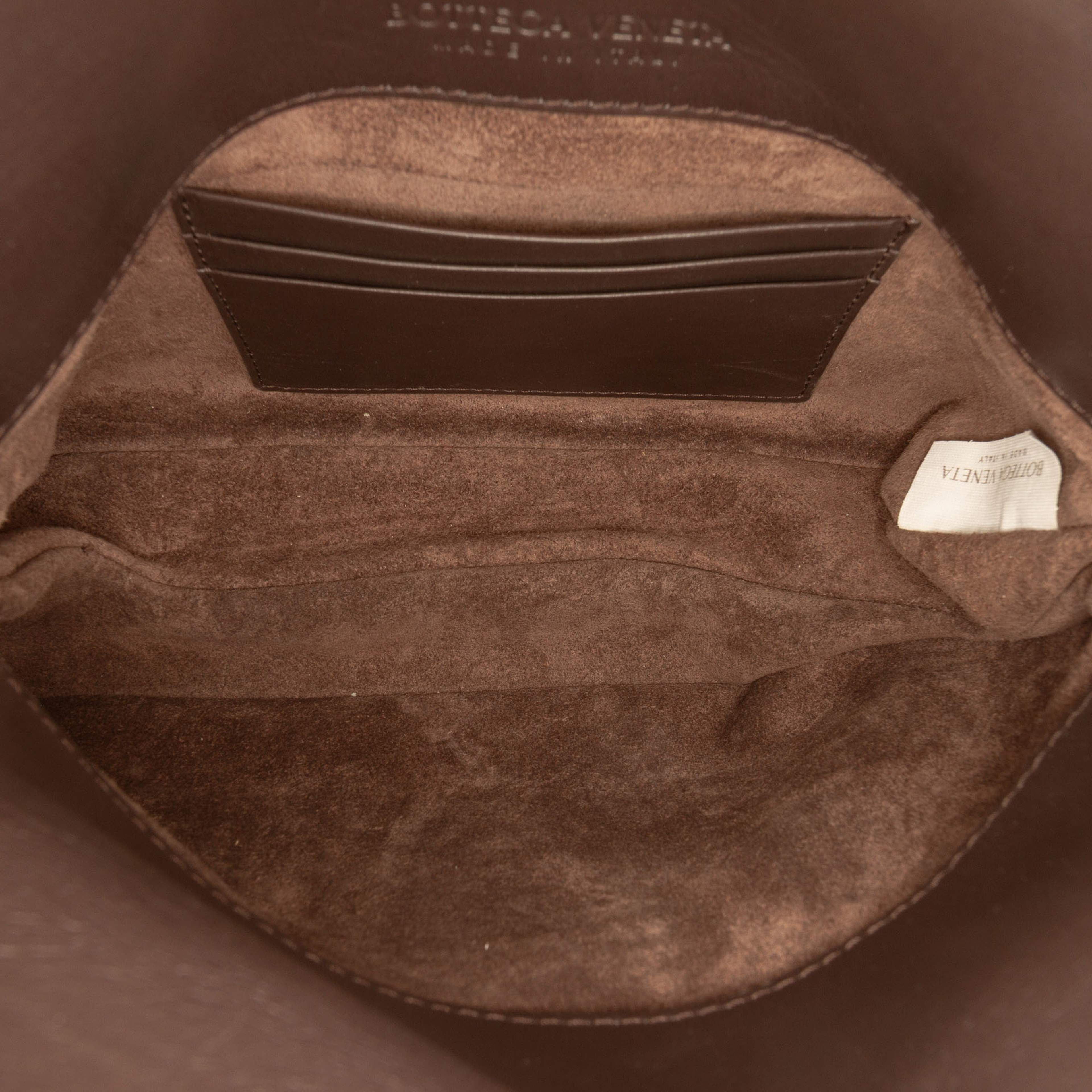Bottega Veneta Baby Calfskin Liberta Crossbody, från Luxclusif, i färgen dark brown. Klicka för att öppna bilden i stort format