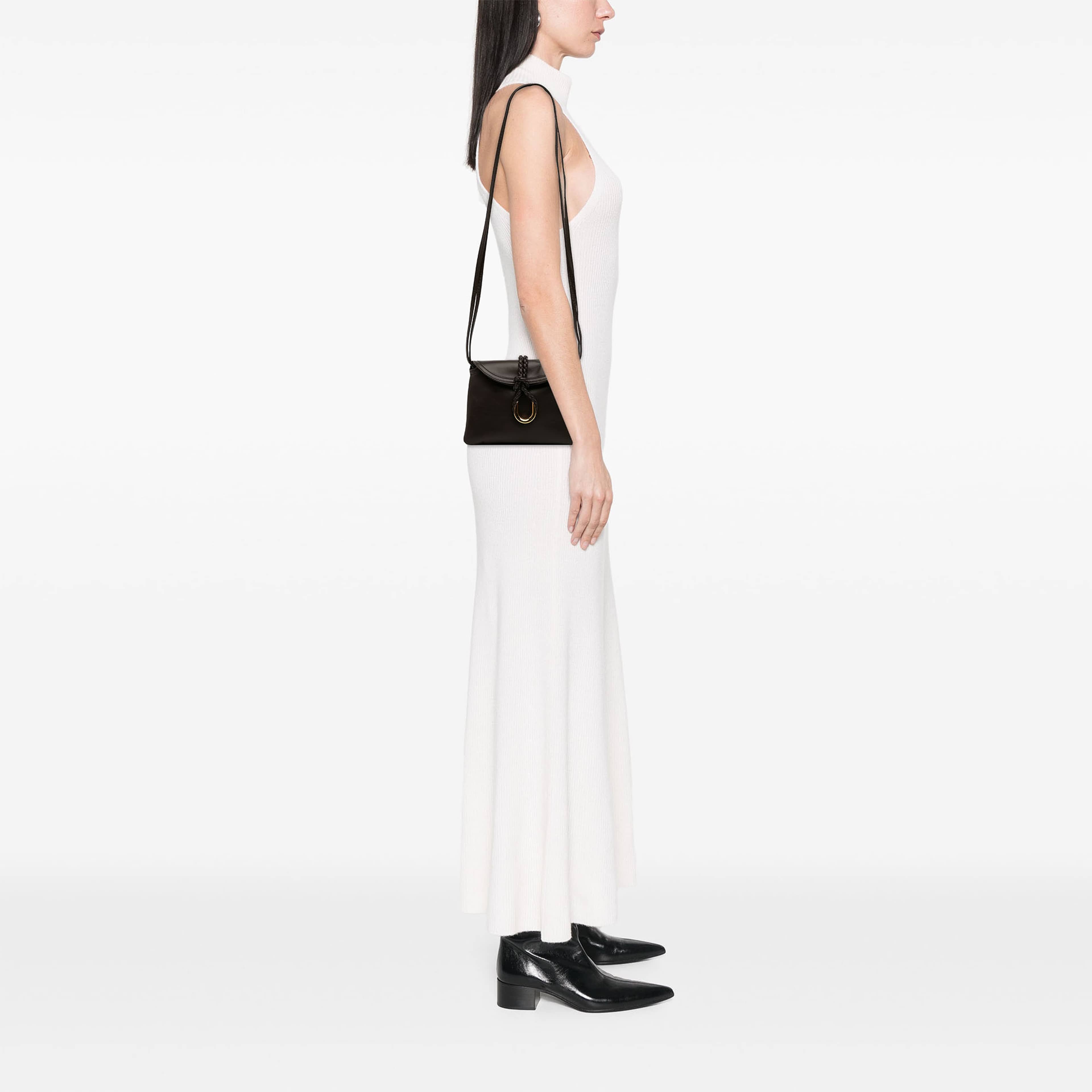 Bottega Veneta Baby Calfskin Liberta Crossbody, från Luxclusif, i färgen brun. Klicka för att öppna bilden i stort format