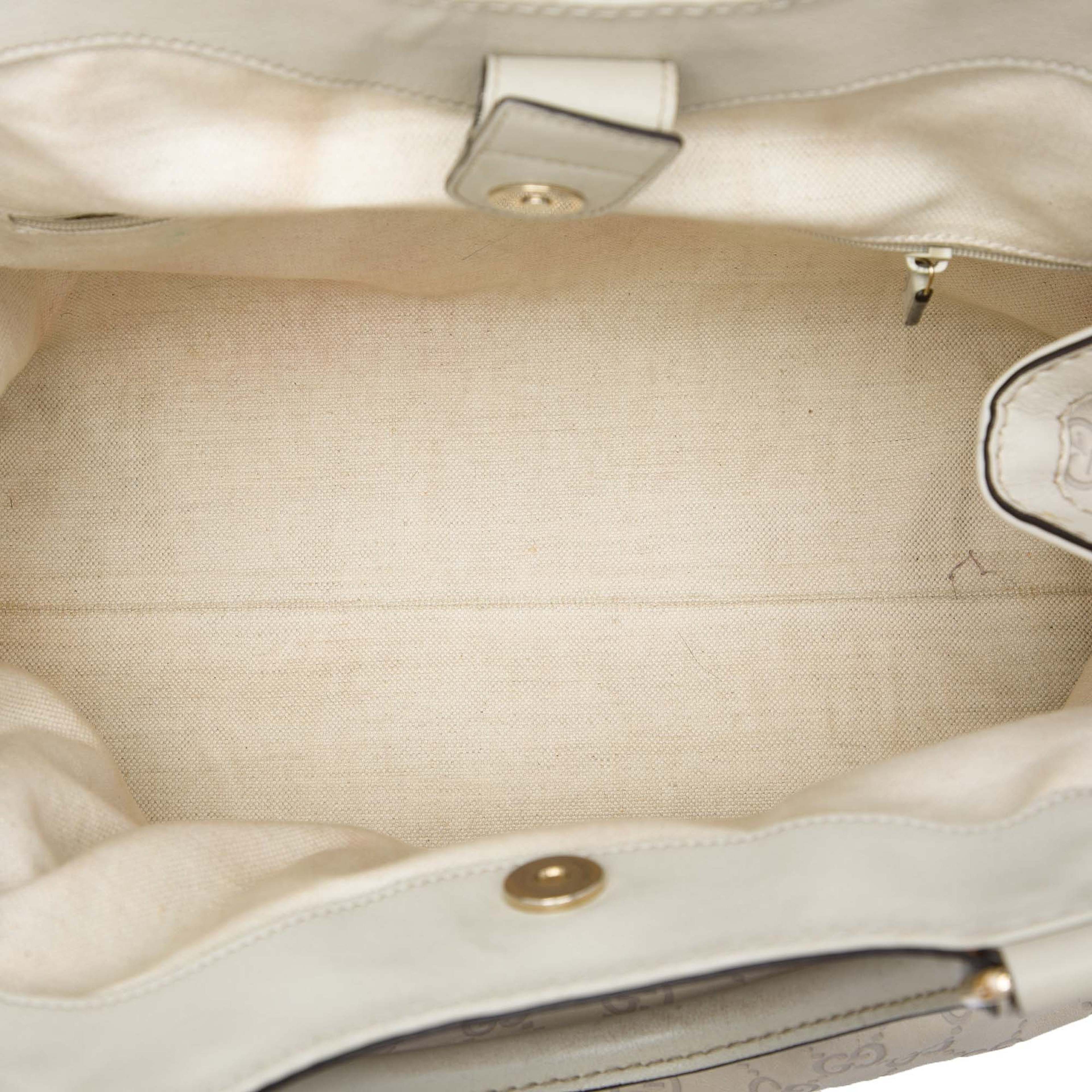 Gucci Medium Guccissima Sukey Tote, från Luxclusif, i färgen beige. Klicka för att öppna bilden i stort format