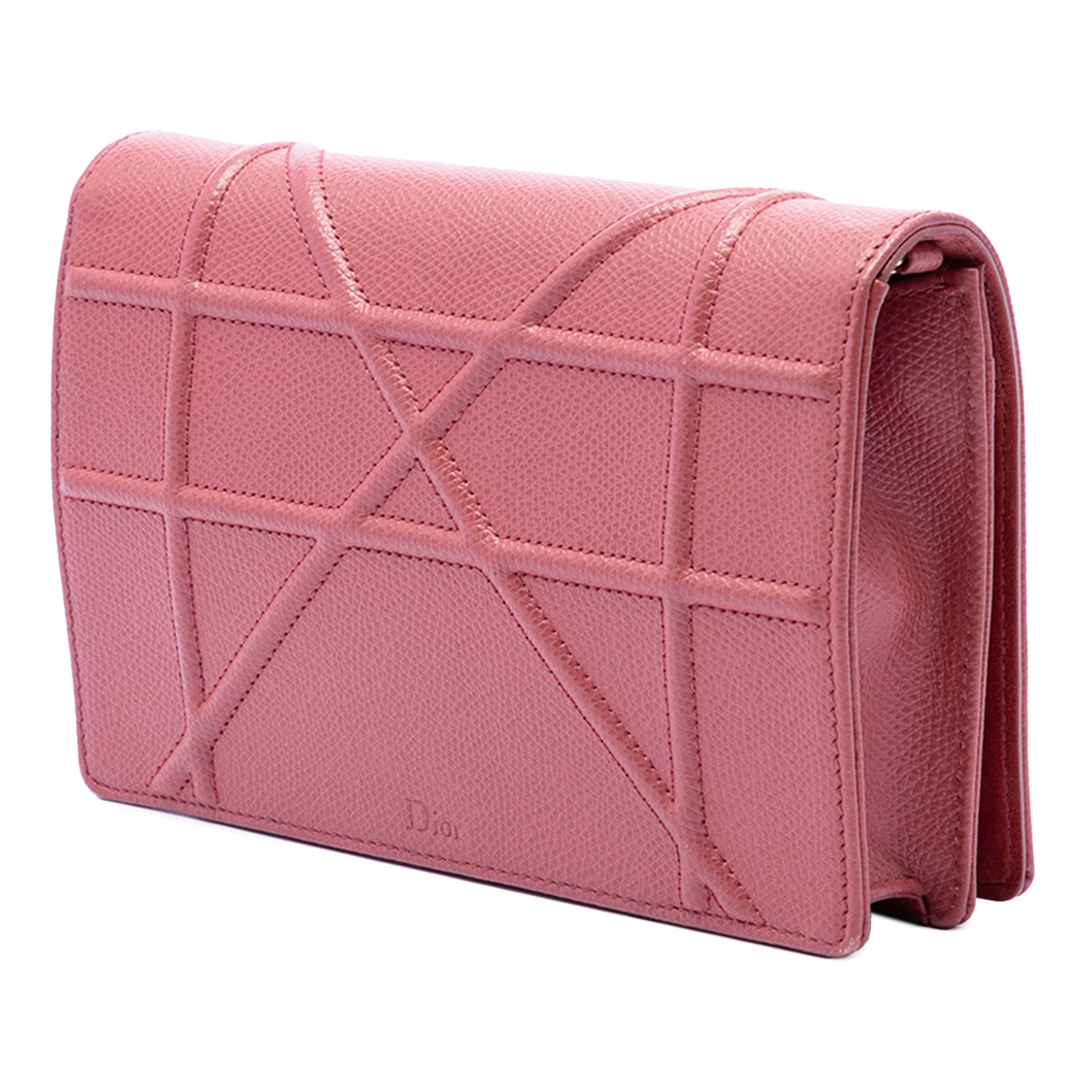 Dior Grained Calfskin Diorama Wallet On Chain, från Luxclusif, i färgen röd. Klicka för att öppna bilden i stort format