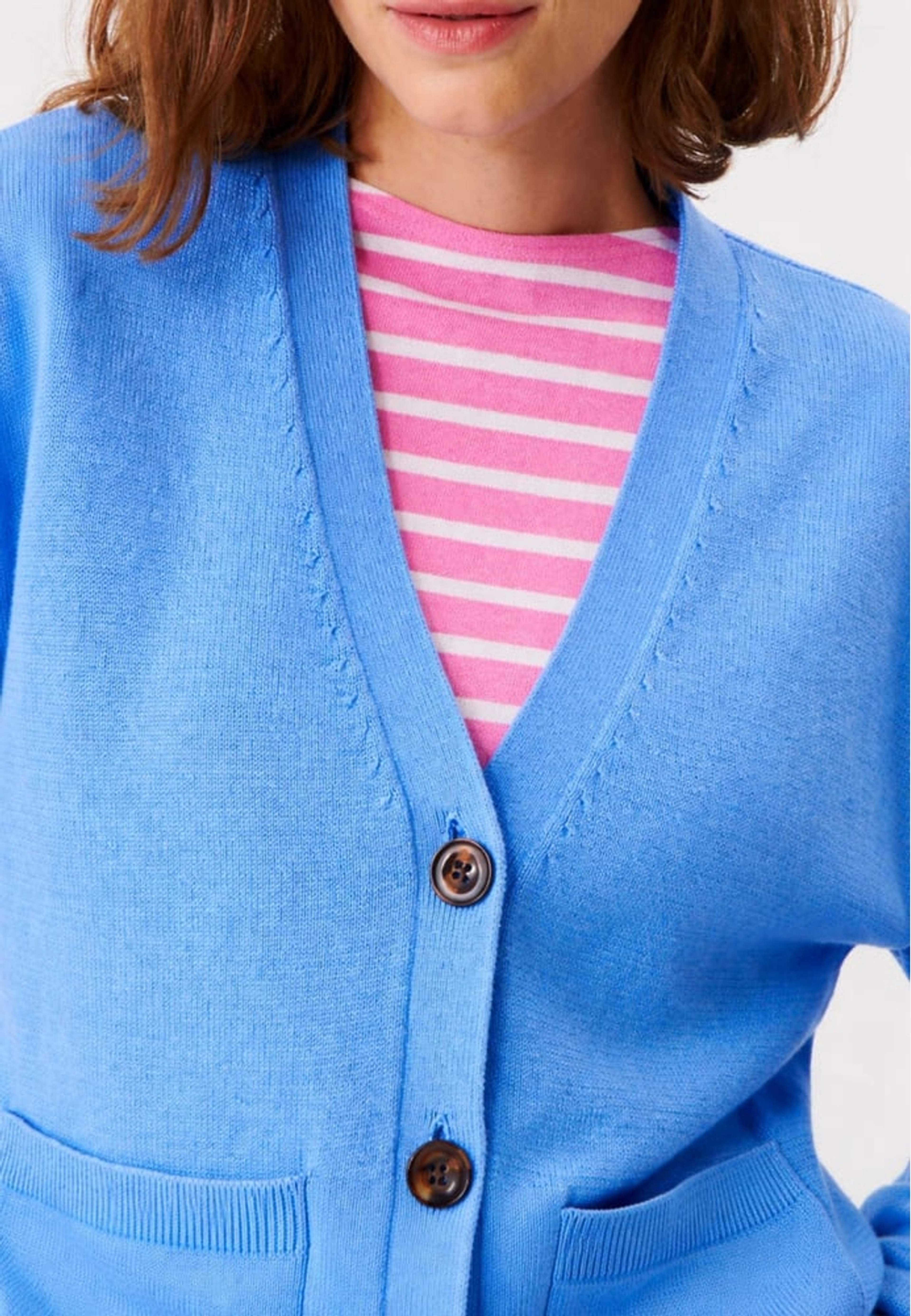 Esta Cardigan, från Jumperfabriken, i färgen light blue. Klicka för att öppna bilden i stort format