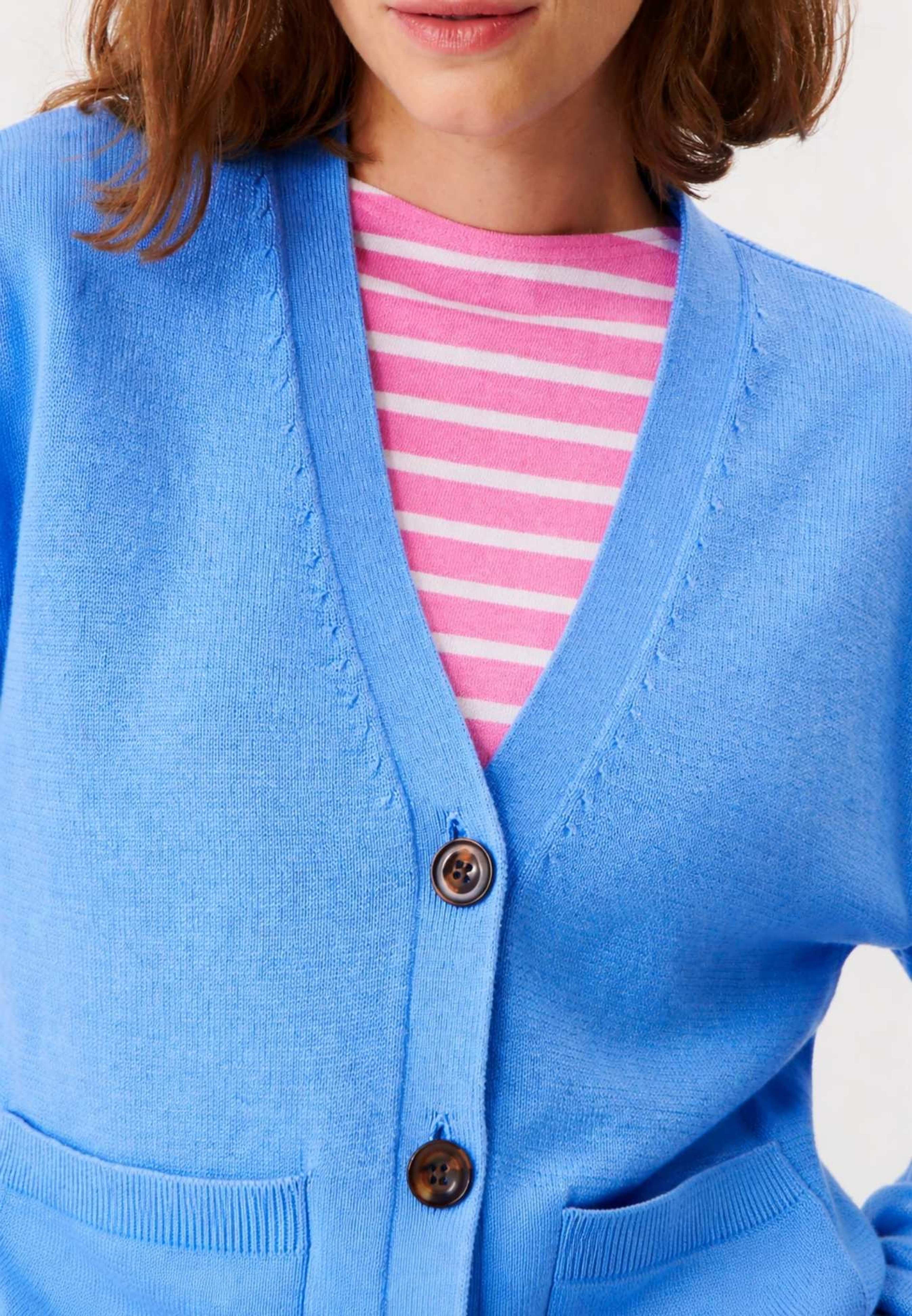 Esta Cardigan, från Jumperfabriken, i färgen light blue. Klicka för att öppna bilden i stort format