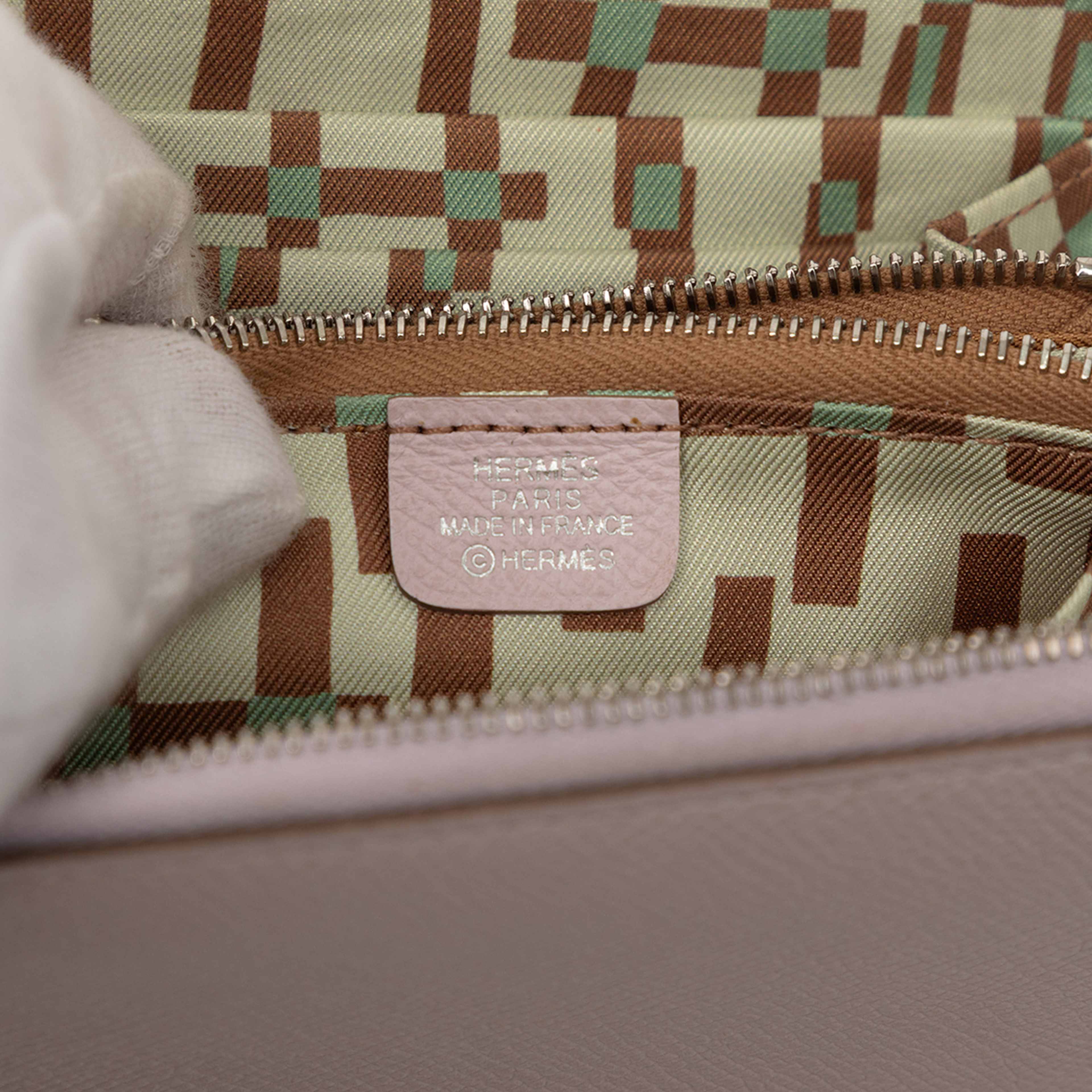 Hermès Epsom Silk In Compact Wallet, från Luxclusif, i färgen light pink. Klicka för att öppna bilden i stort format