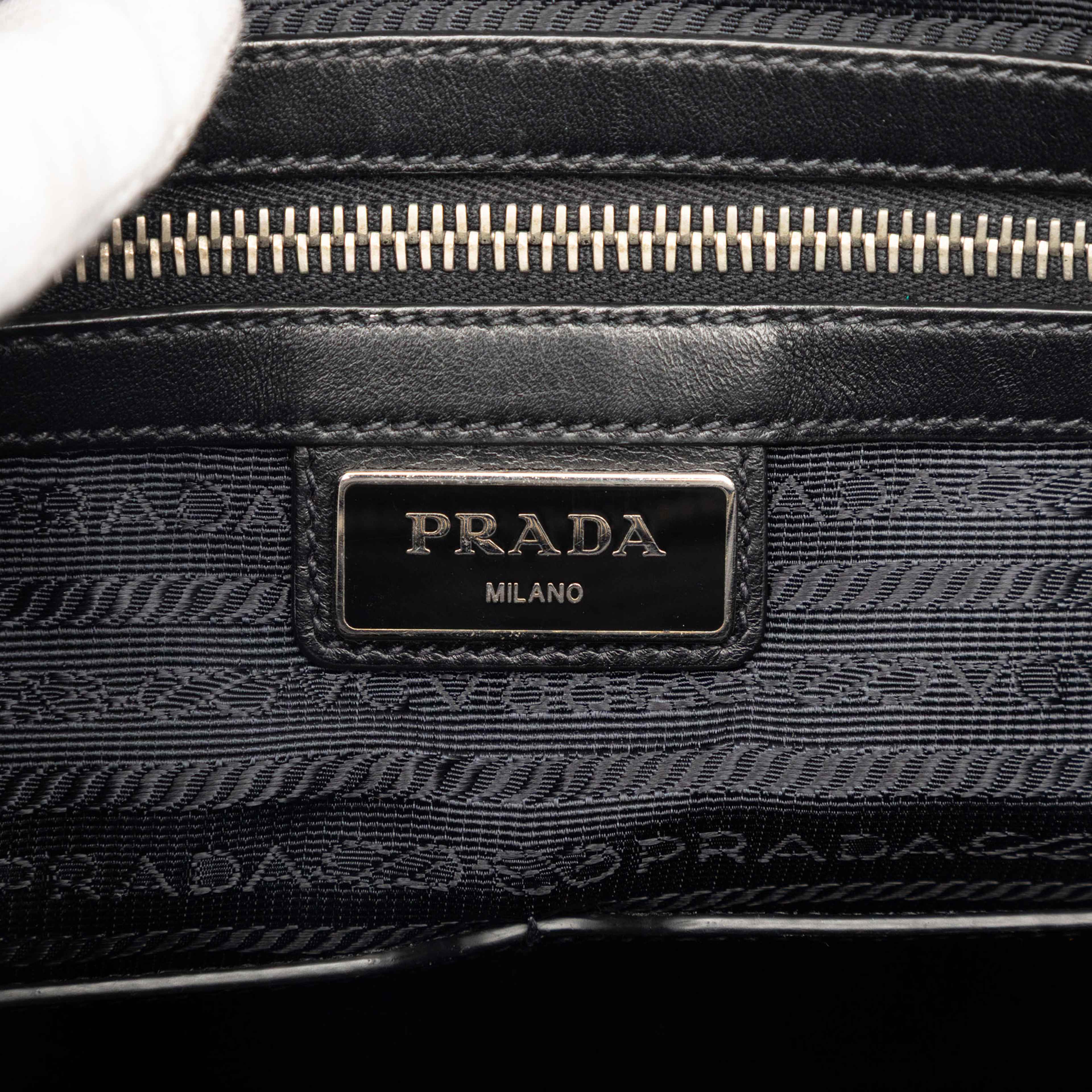 Prada Leather Satchel, från Luxclusif, i färgen black. Klicka för att öppna bilden i stort format