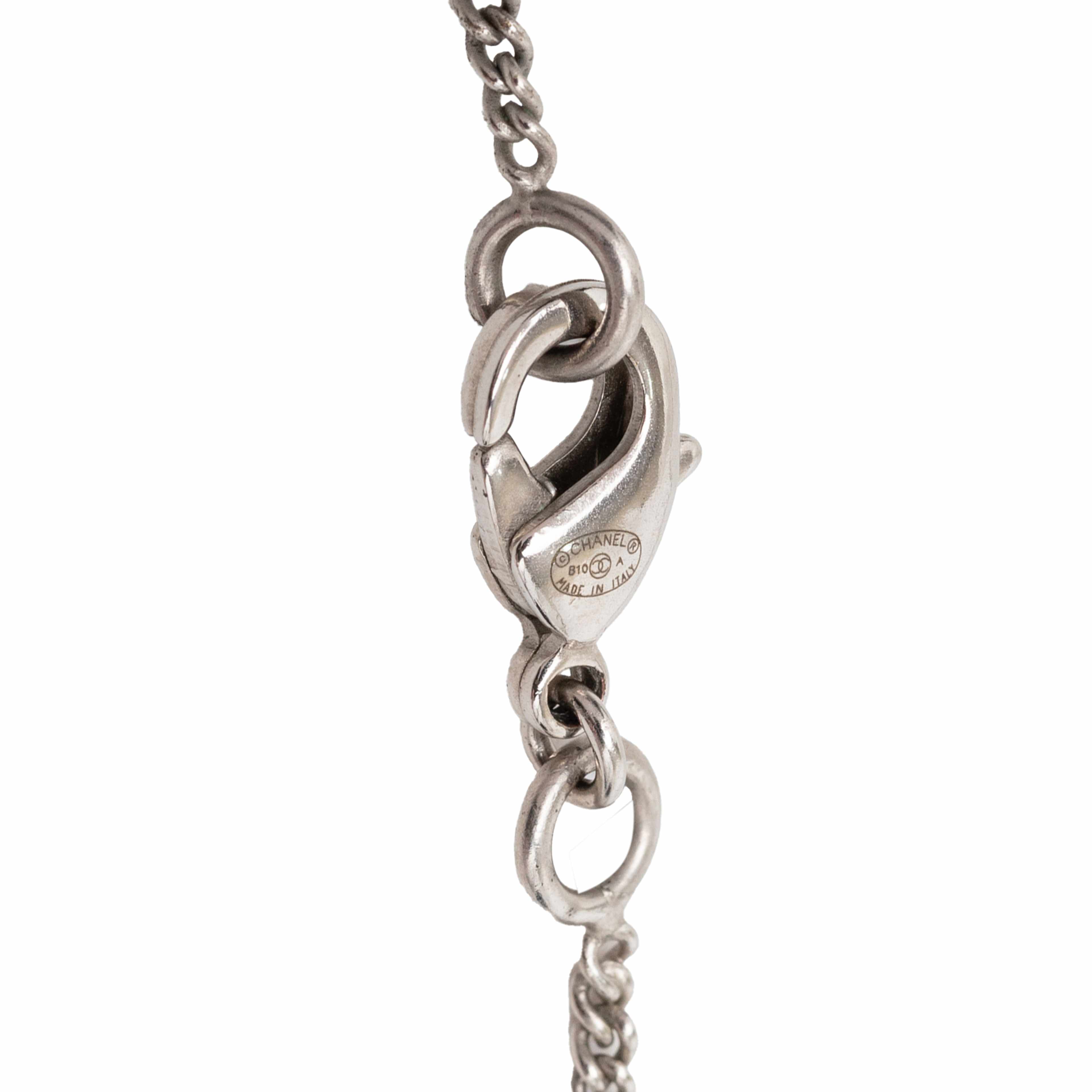 Chanel Cc Brass Resin Teardrop Pendant Necklace, från Luxclusif, i färgen silver. Klicka för att öppna bilden i stort format