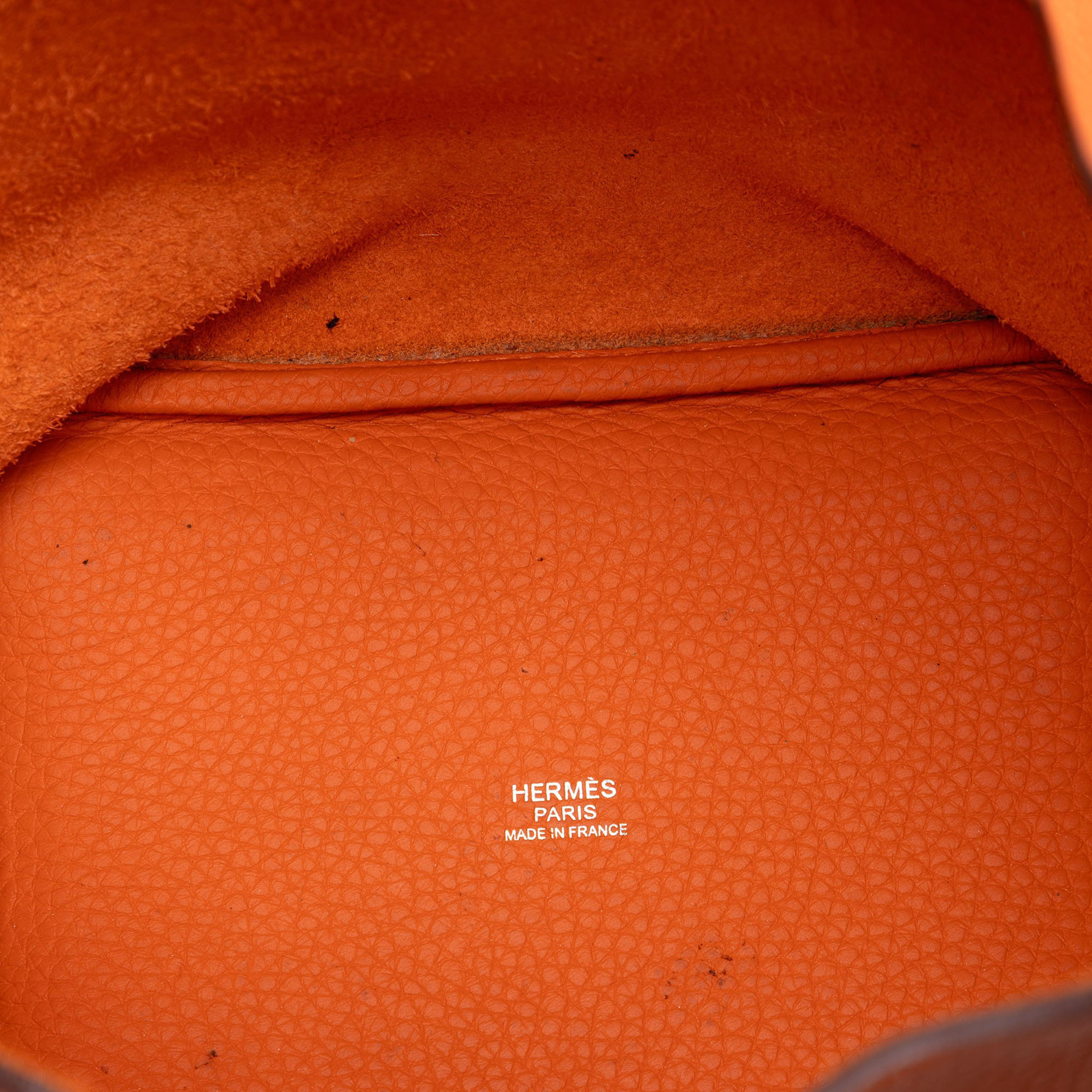 Hermès Clemence Picotin Lock 18, från Luxclusif, i färgen orange. Klicka för att öppna bilden i stort format