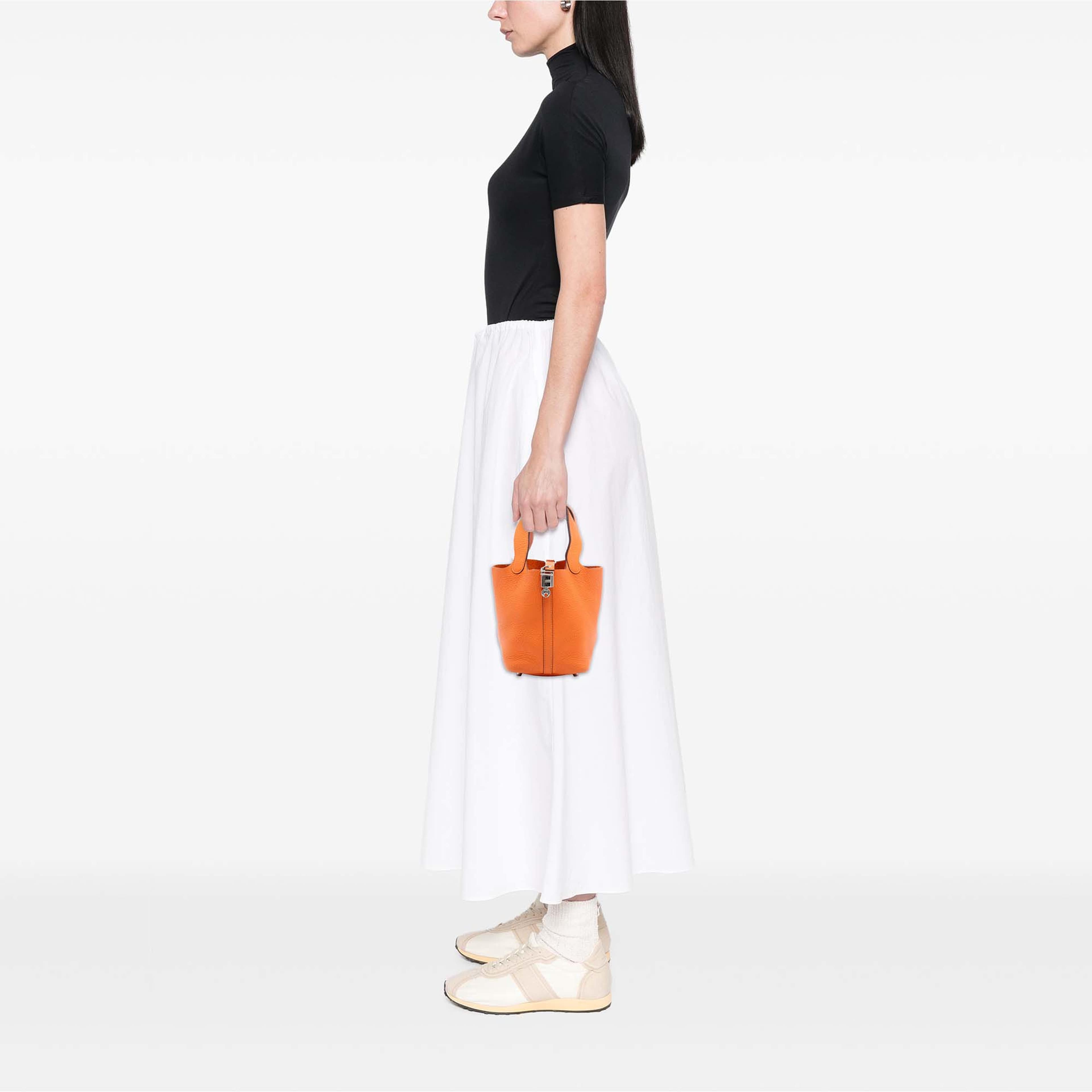 Hermès Toile Herbag Zip 39, från Luxclusif, i färgen orange. Klicka för att öppna bilden i stort format