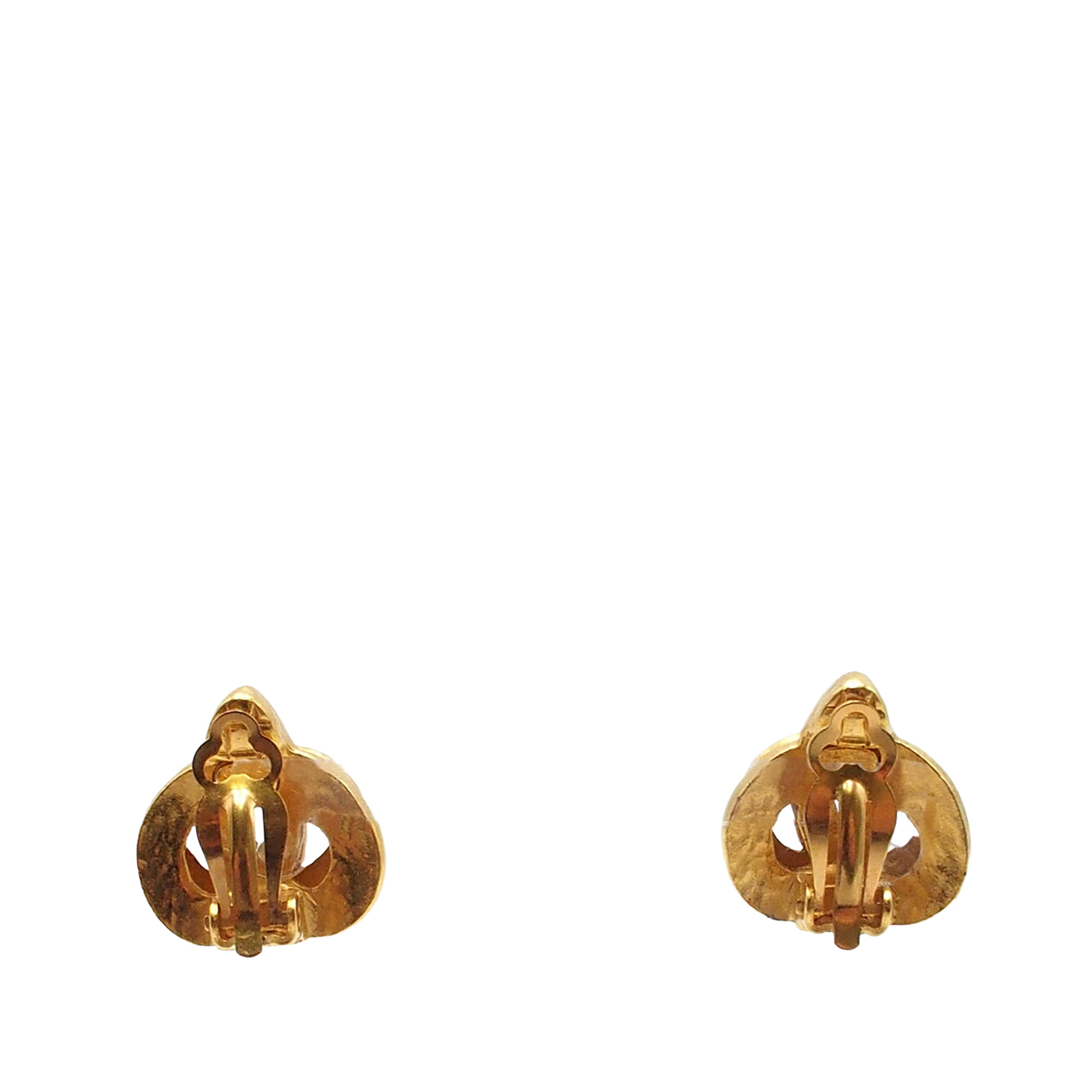 Chanel Gold Plated Cc Heart Clip On Earrings, från Luxclusif, i färgen guld. Klicka för att öppna bilden i stort format
