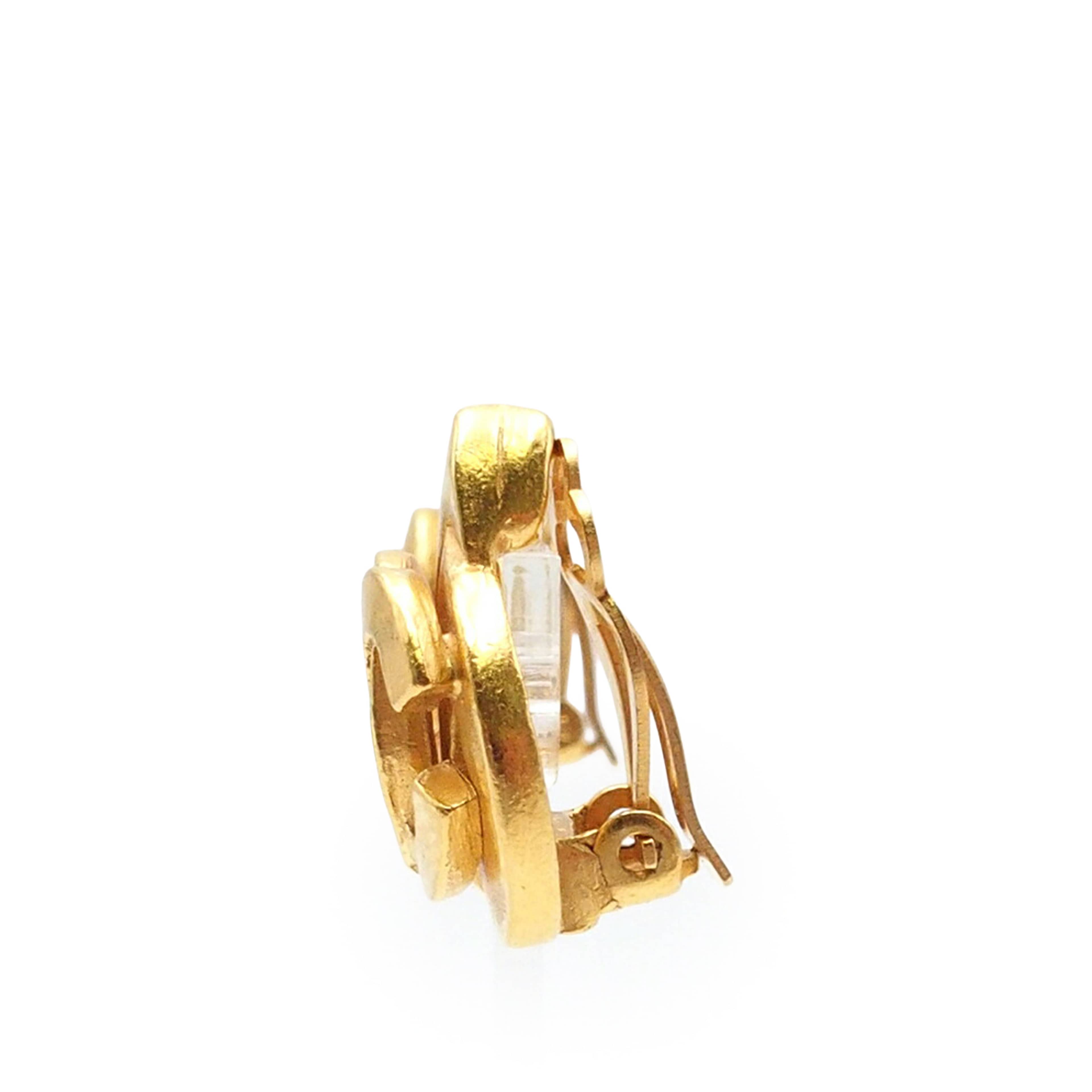 Chanel Gold Plated Cc Heart Clip On Earrings, från Luxclusif, i färgen guld. Klicka för att öppna bilden i stort format