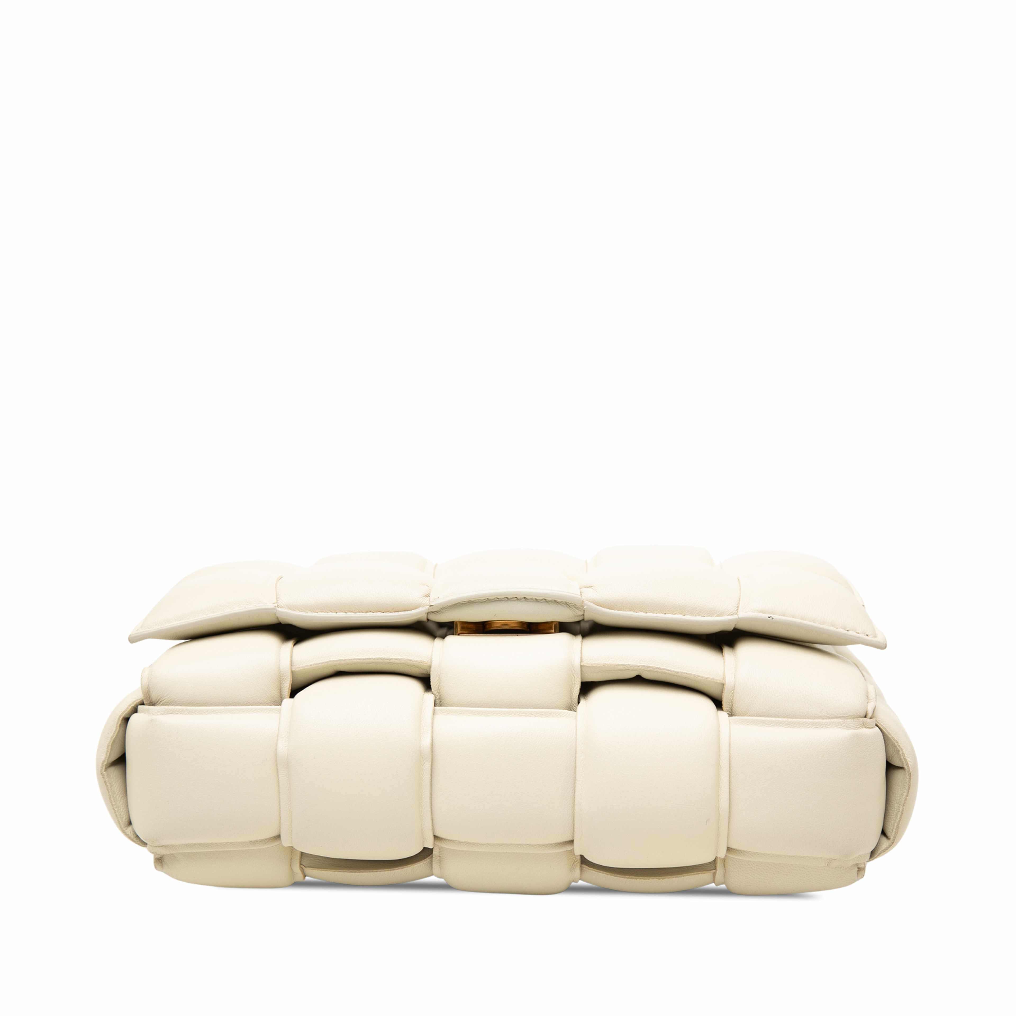 Bottega Veneta Nappa Intrecciato Padded Cassette Crossbody, från Luxclusif, i färgen vit. Klicka för att öppna bilden i stort format