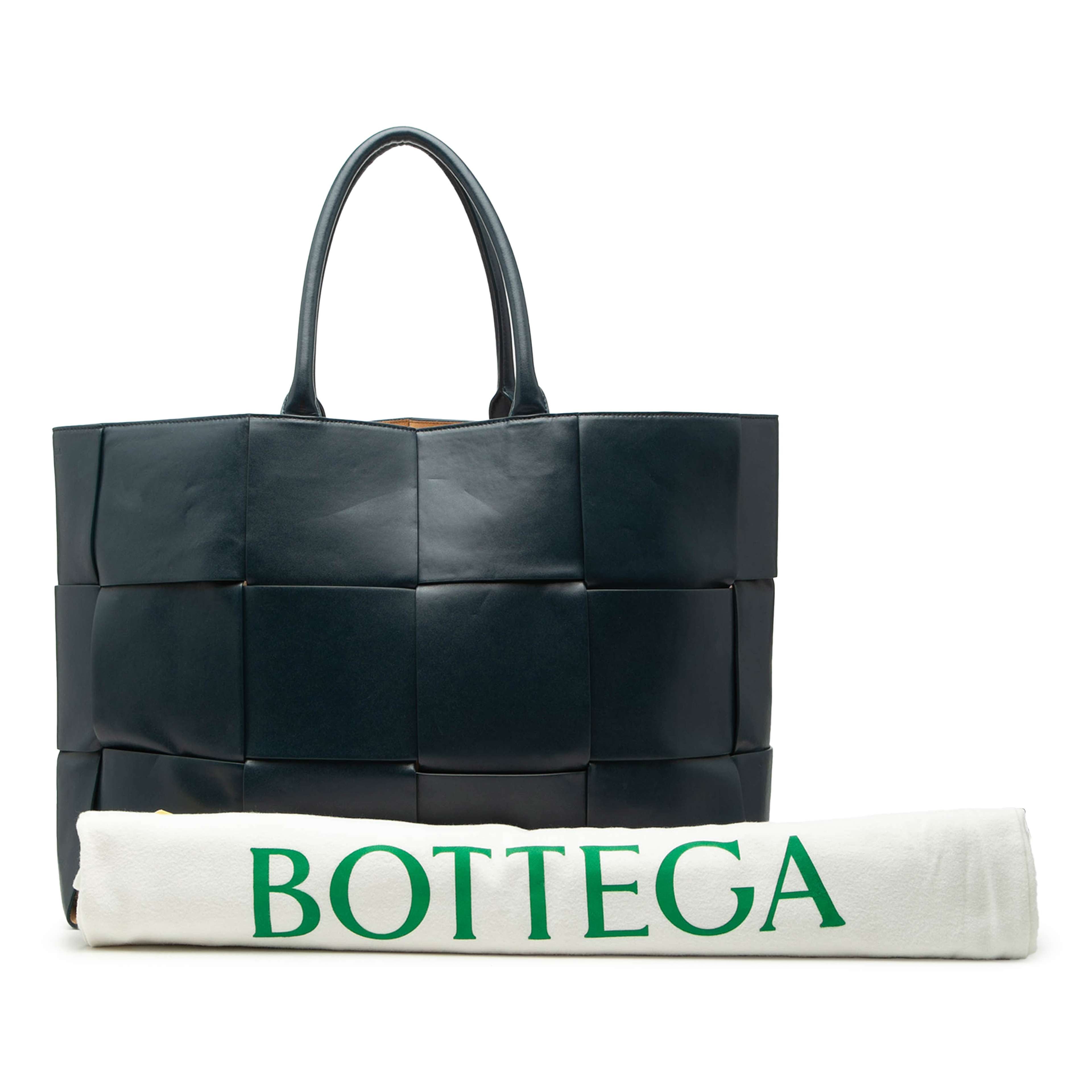 Bottega Veneta Large Leather Intrecciato The Arco Tote, från Luxclusif, i färgen blå. Klicka för att öppna bilden i stort format