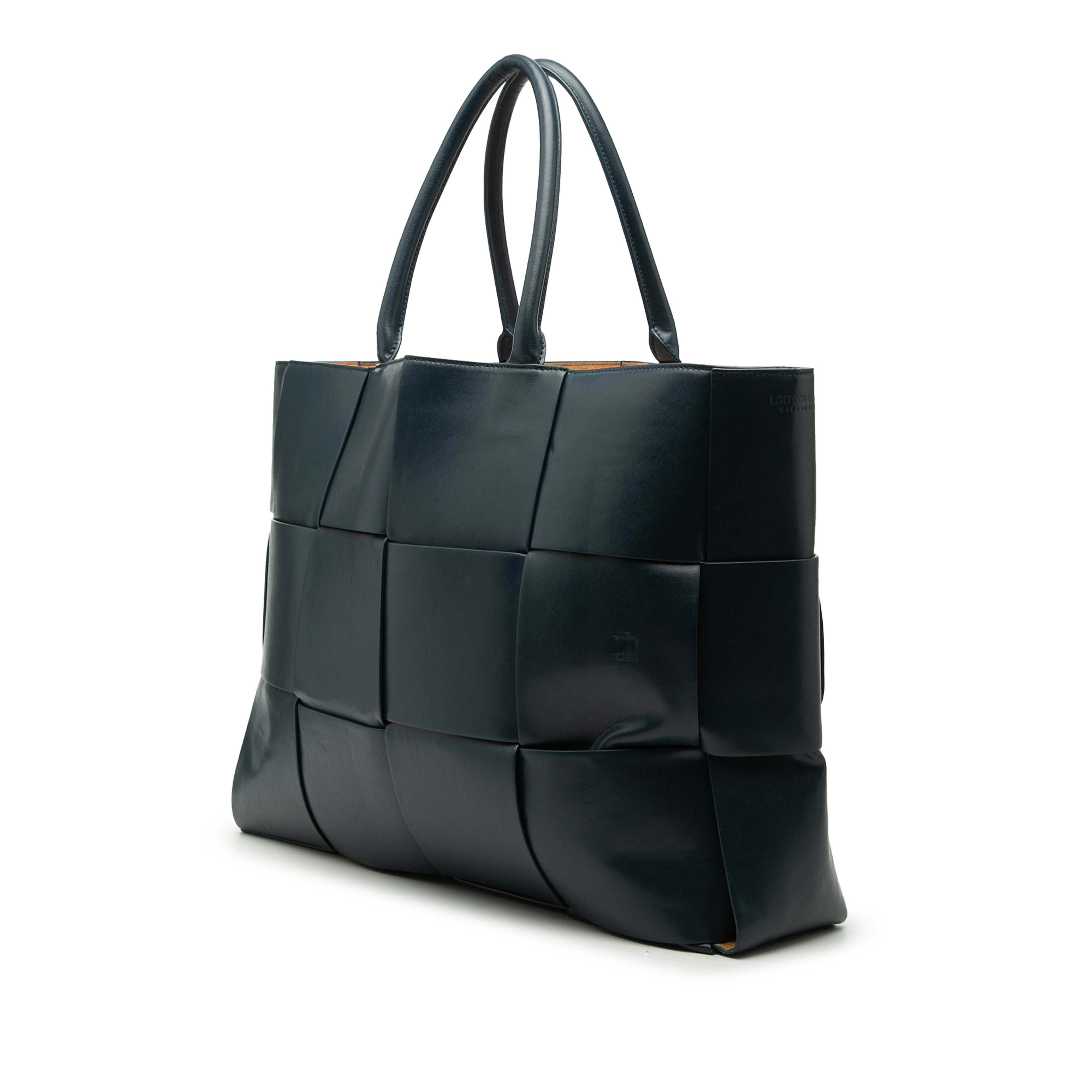 Bottega Veneta Large Leather Intrecciato The Arco Tote, från Luxclusif, i färgen navy. Klicka för att öppna bilden i stort format