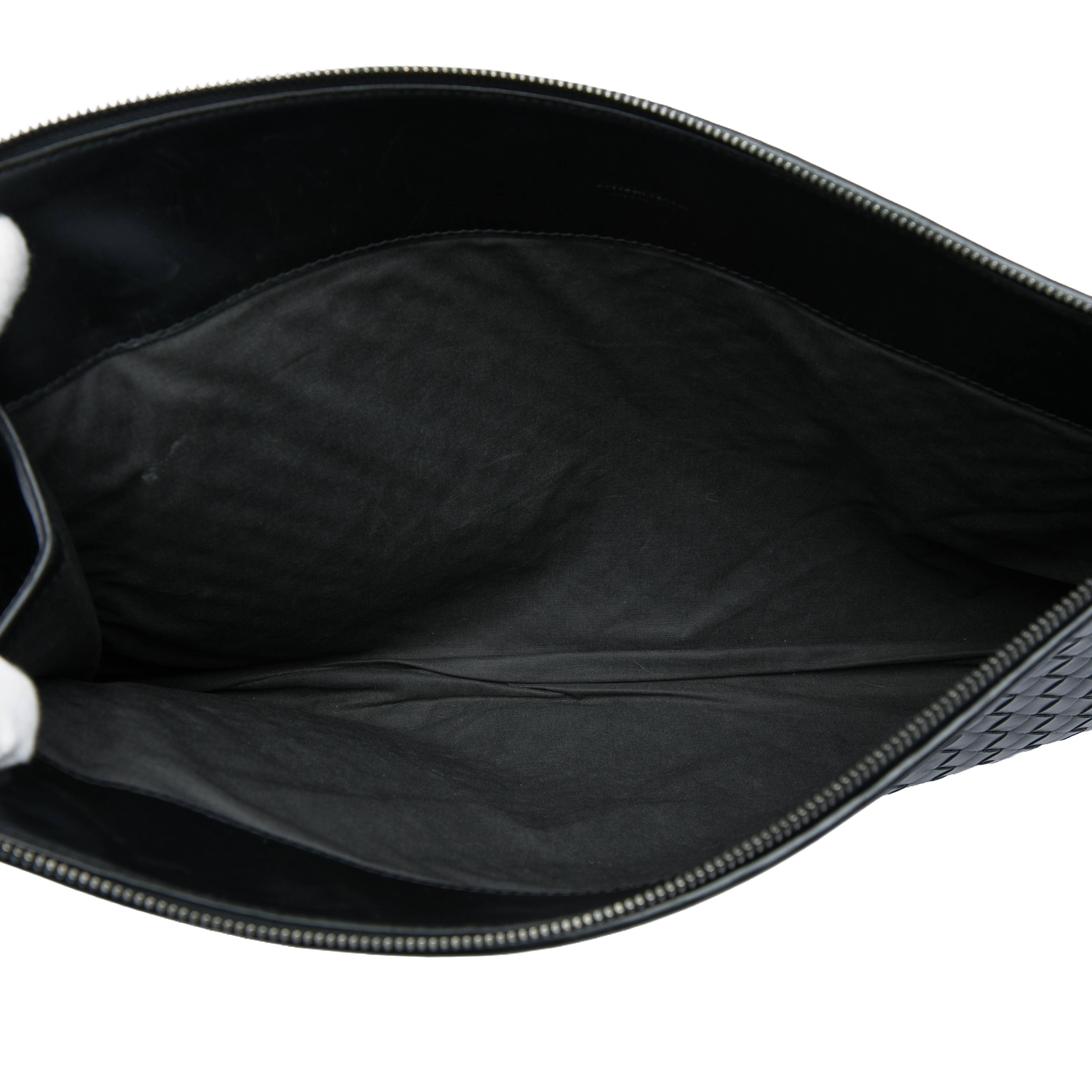 Bottega Veneta Nappa Intrecciato Portfolio Flap Clutch, från Luxclusif, i färgen svart. Klicka för att öppna bilden i stort format