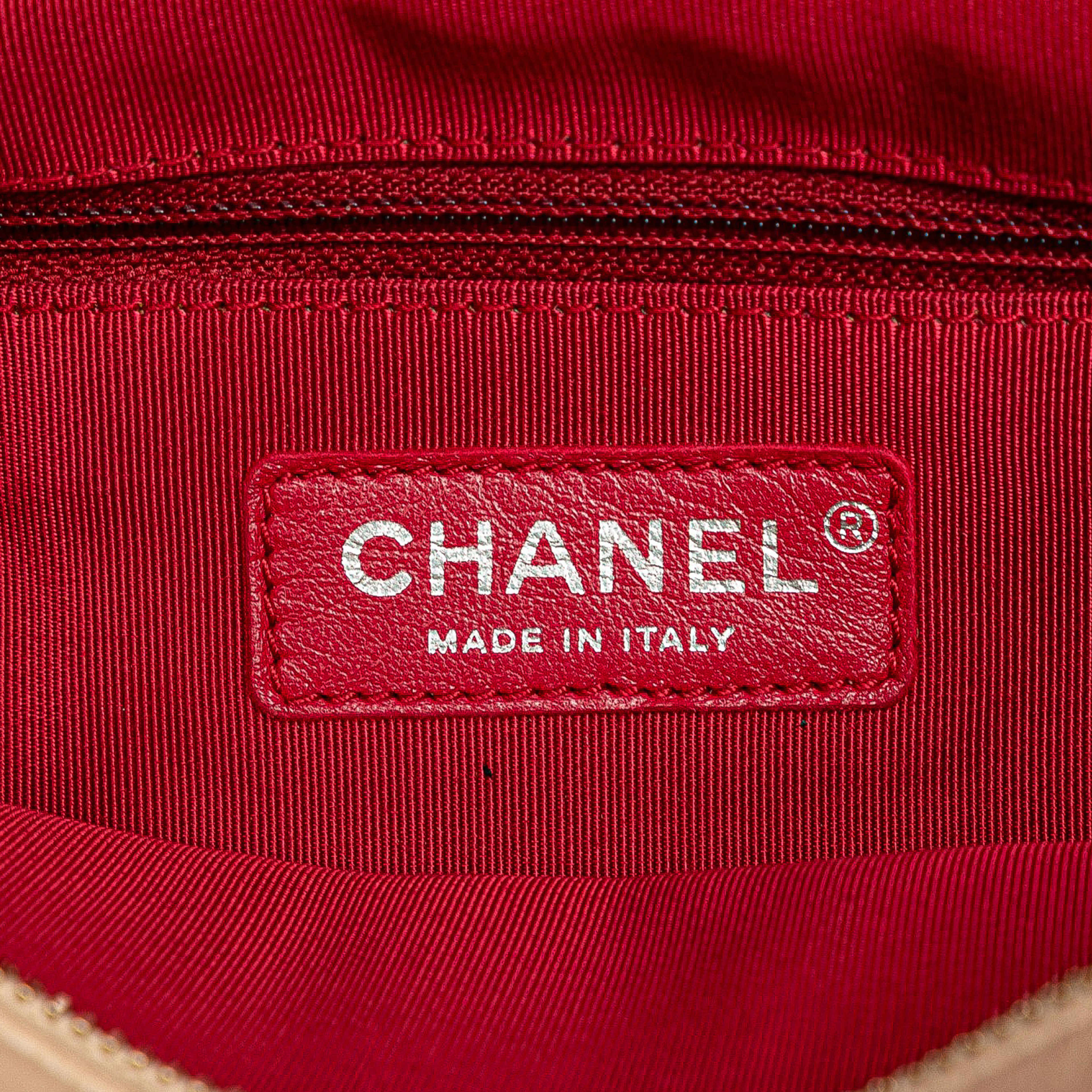 Chanel Large Aged Calfskin Gabrielle Shopping Tote, från Luxclusif, i färgen light beige. Klicka för att öppna bilden i stort format