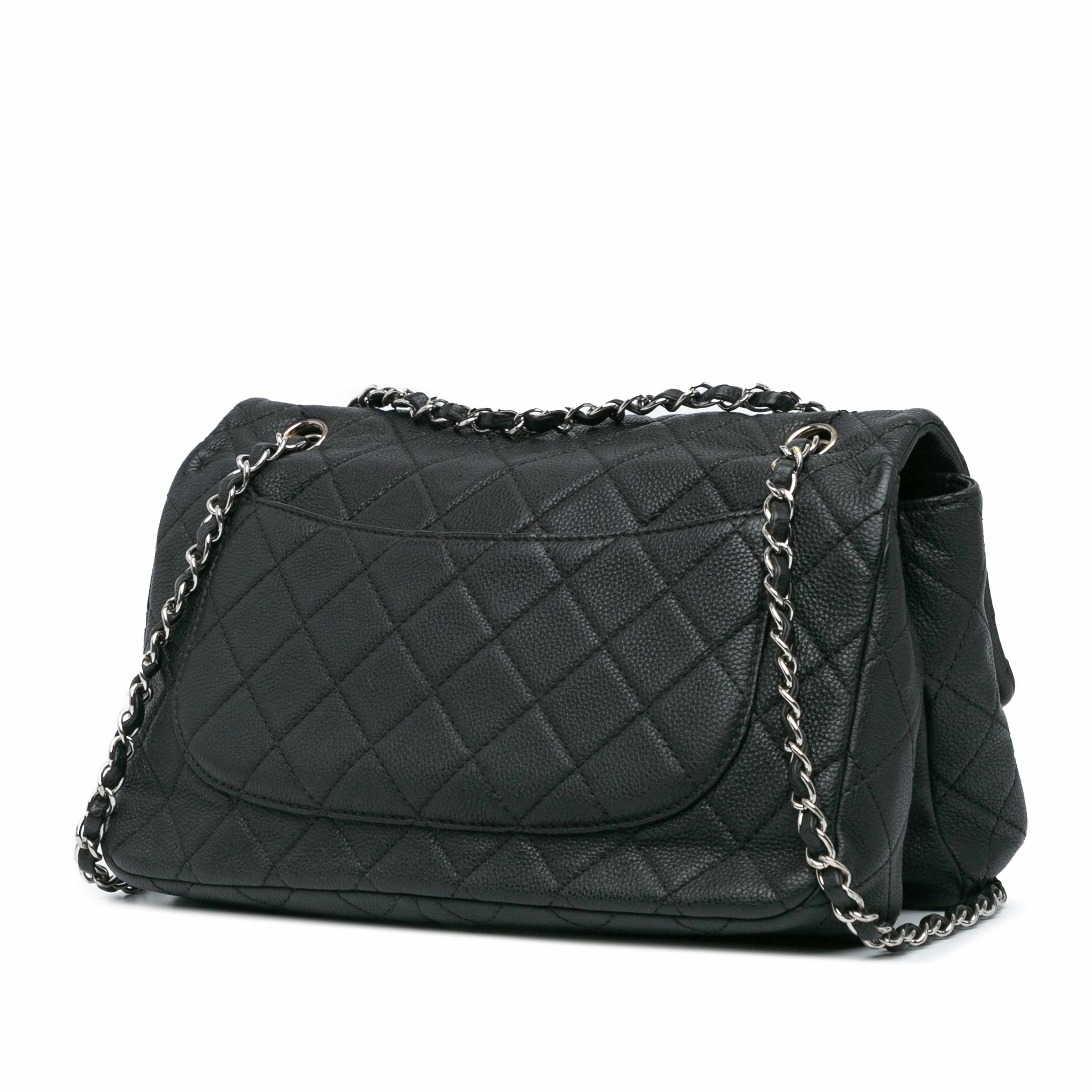 Chanel Jumbo Quilted Caviar Double Compartment Chain Flap, från Luxclusif, i färgen black. Klicka för att öppna bilden i stort format