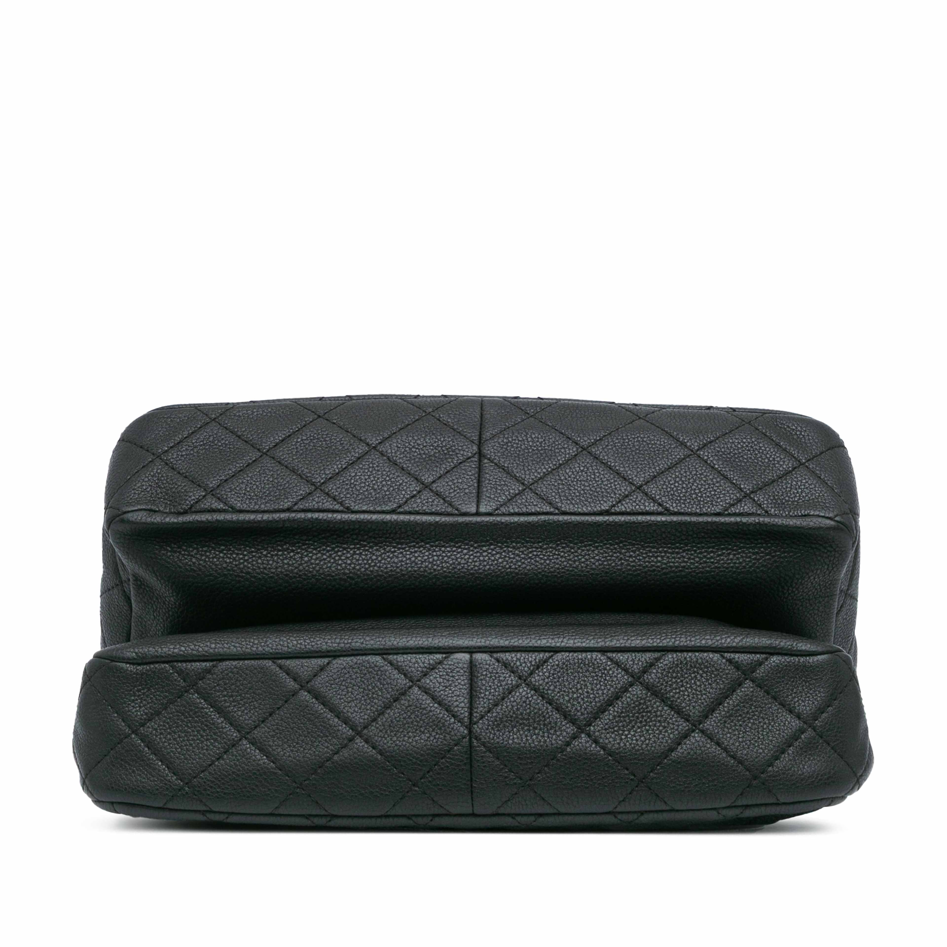 Chanel Jumbo Quilted Caviar Double Compartment Chain Flap, från Luxclusif, i färgen black. Klicka för att öppna bilden i stort format