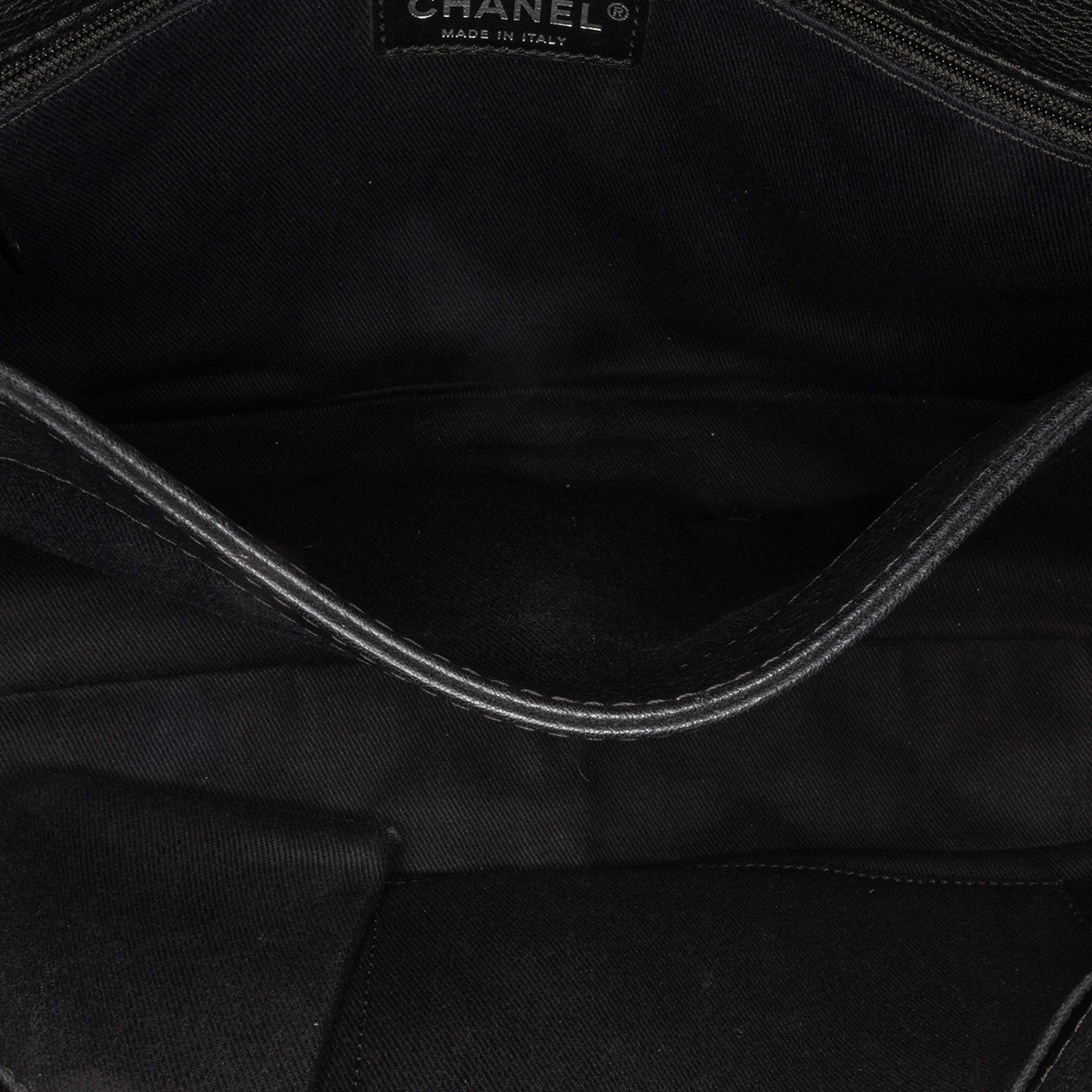 Chanel Jumbo Quilted Caviar Double Compartment Chain Flap, från Luxclusif, i färgen black. Klicka för att öppna bilden i stort format