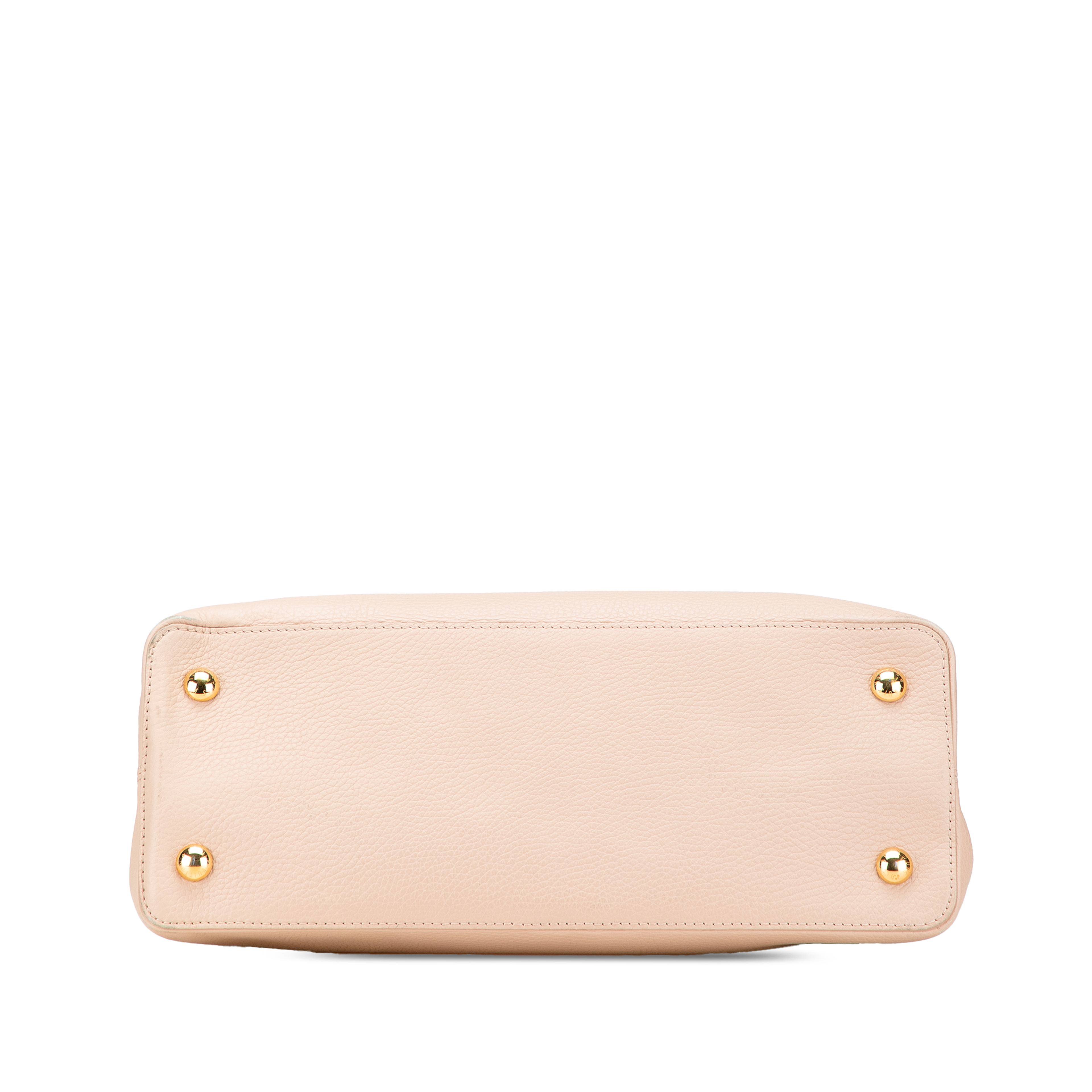 Louis Vuitton Taurillon Studdy Capucines Mm, från Luxclusif, i färgen beige. Klicka för att öppna bilden i stort format