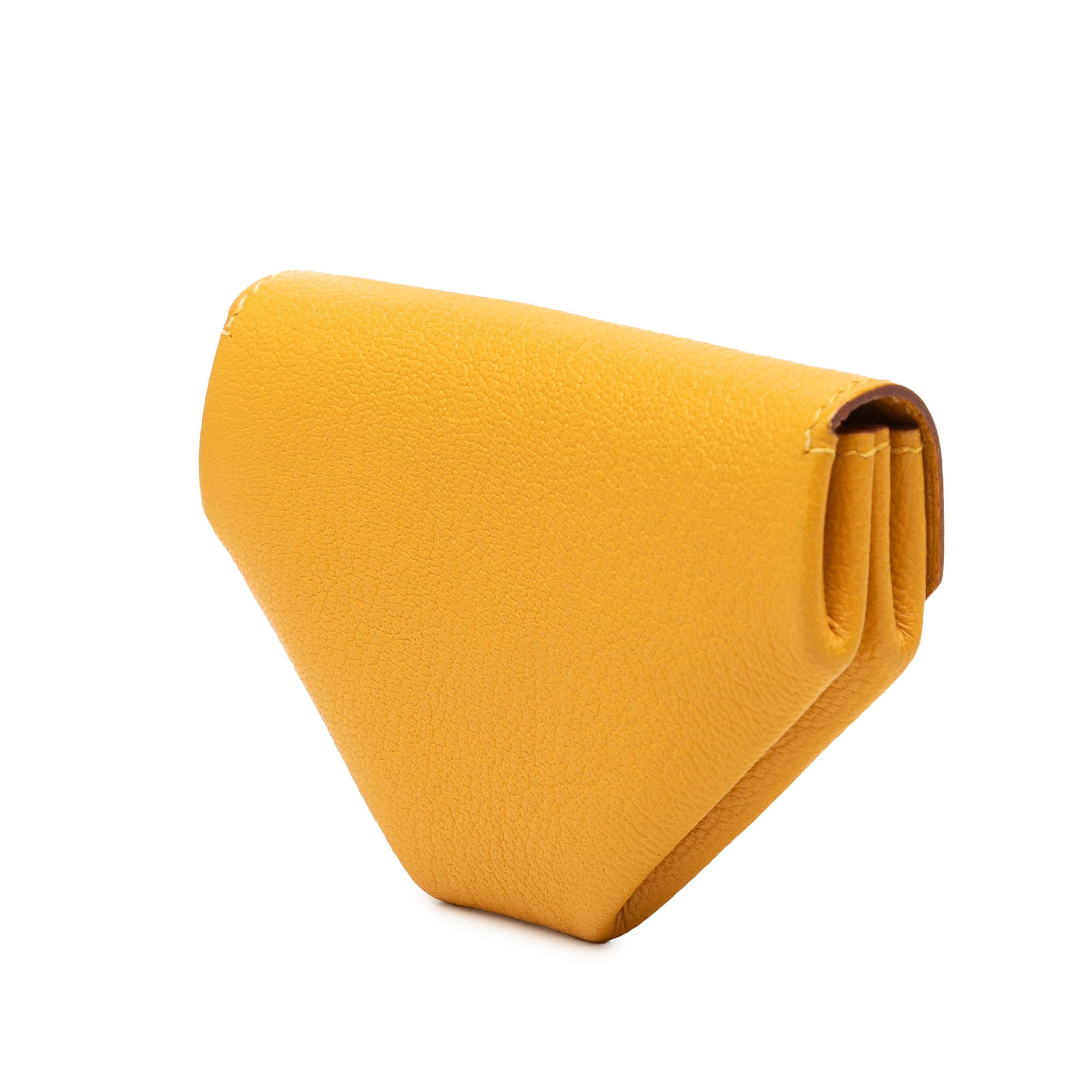 Hermès Chevre Mysore Le 24 Coin Pouch, från Luxclusif, i färgen gul. Klicka för att öppna bilden i stort format